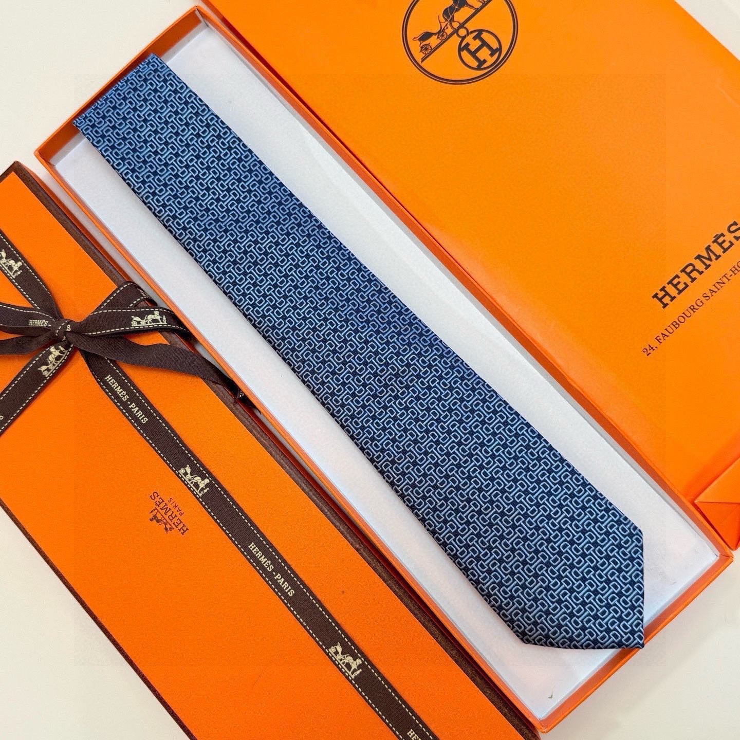 🌾 官方新款男士领带，8色，稀有爱马仕家每年都有一千条不同印花的领带面世，从最初的多以几何图案表现骑术活