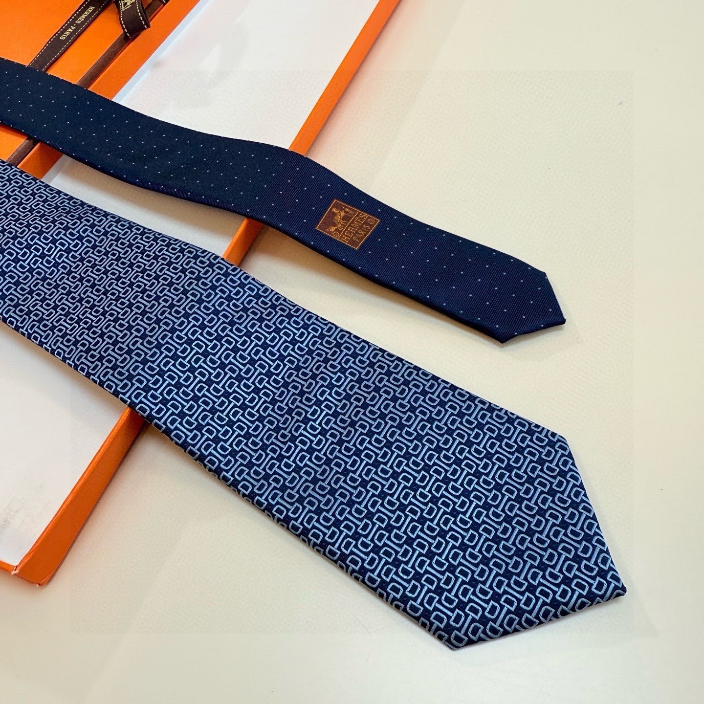 🌾 官方新款男士领带，8色，稀有爱马仕家每年都有一千条不同印花的领带面世，从最初的多以几何图案表现骑术活