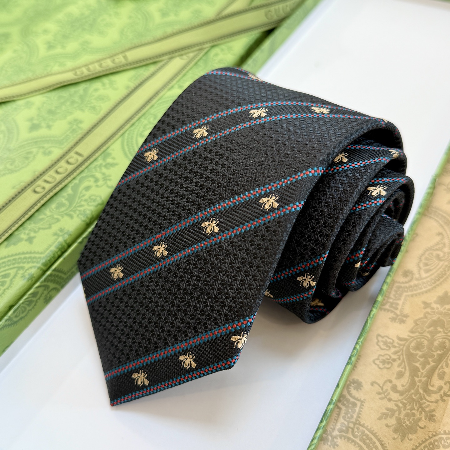 🌾古驰gucci小蜜蜂男士领带系列蜜蜂斜纹领带】👔👔，稀有🐝🐝展现精湛手工与时尚优雅的理想选择，这款领带