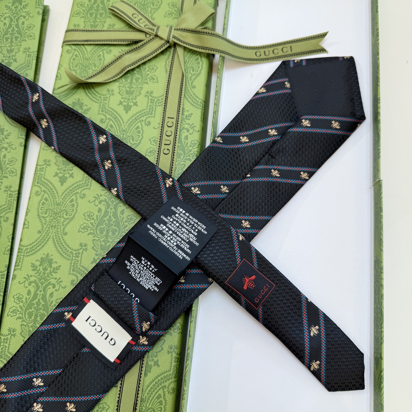 🌾古驰gucci小蜜蜂男士领带系列蜜蜂斜纹领带】👔👔，稀有🐝🐝展现精湛手工与时尚优雅的理想选择，这款领带