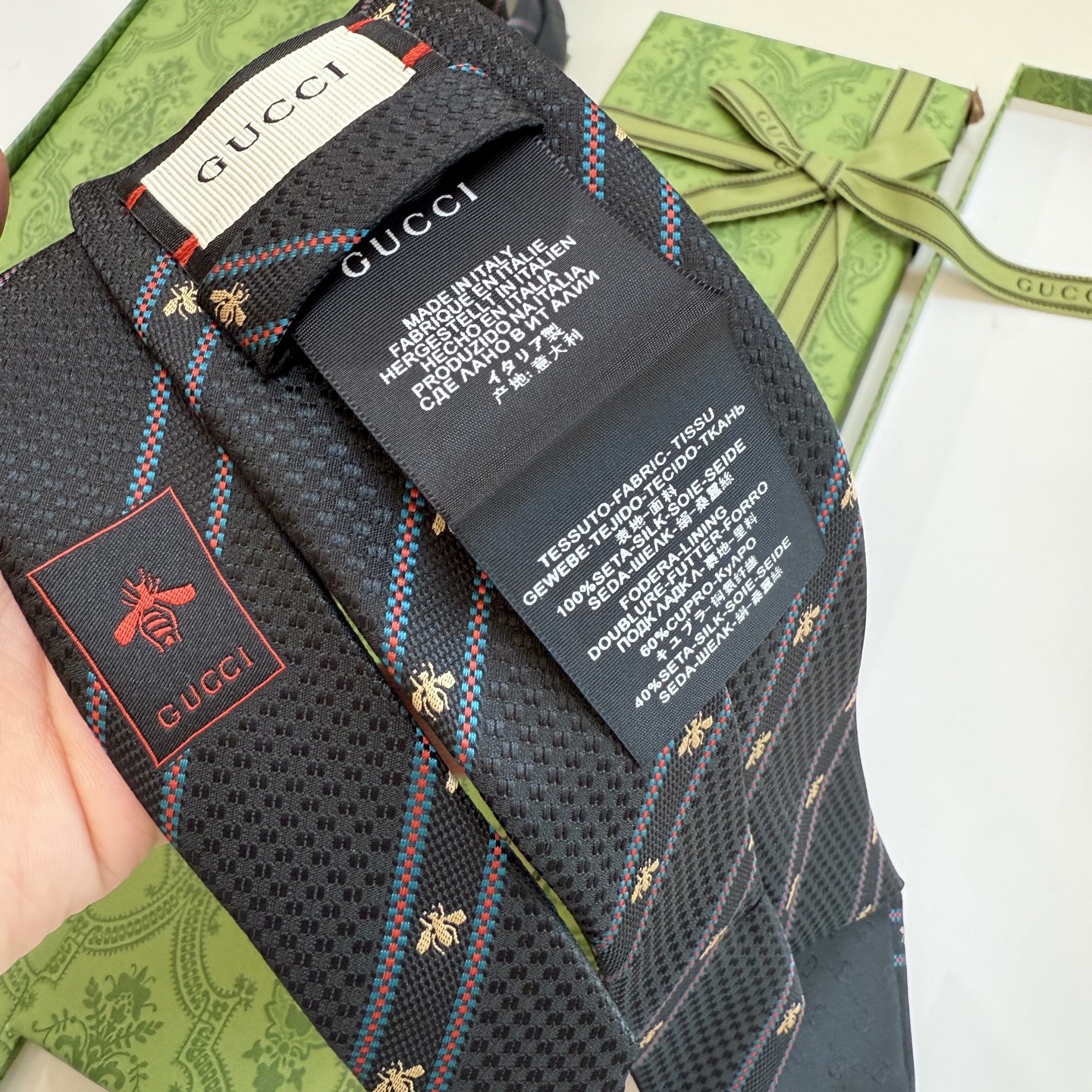 🌾古驰gucci小蜜蜂男士领带系列蜜蜂斜纹领带】👔👔，稀有🐝🐝展现精湛手工与时尚优雅的理想选择，这款领带