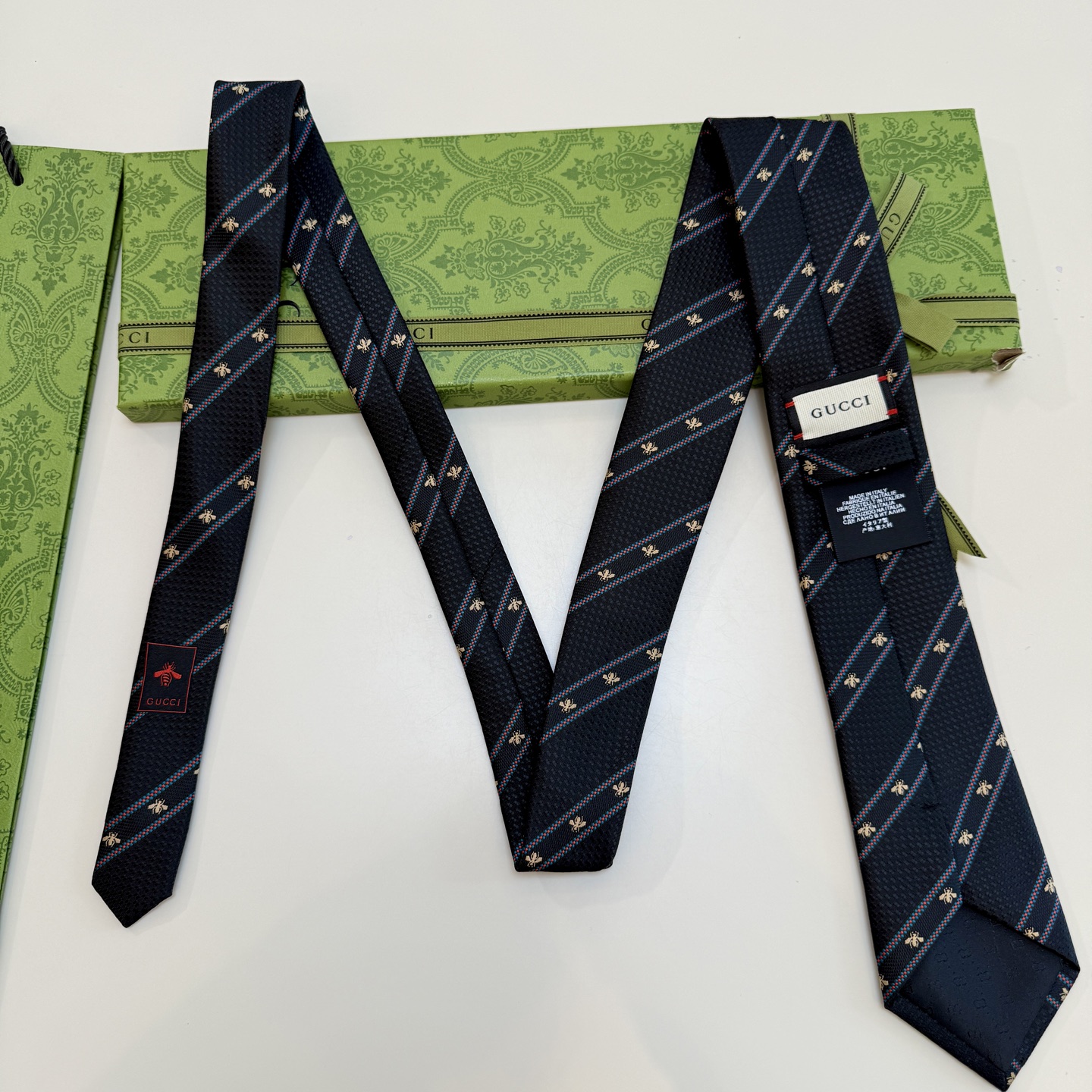 🌾古驰gucci小蜜蜂男士领带系列蜜蜂斜纹领带】👔👔，稀有🐝🐝展现精湛手工与时尚优雅的理想选择，这款领带
