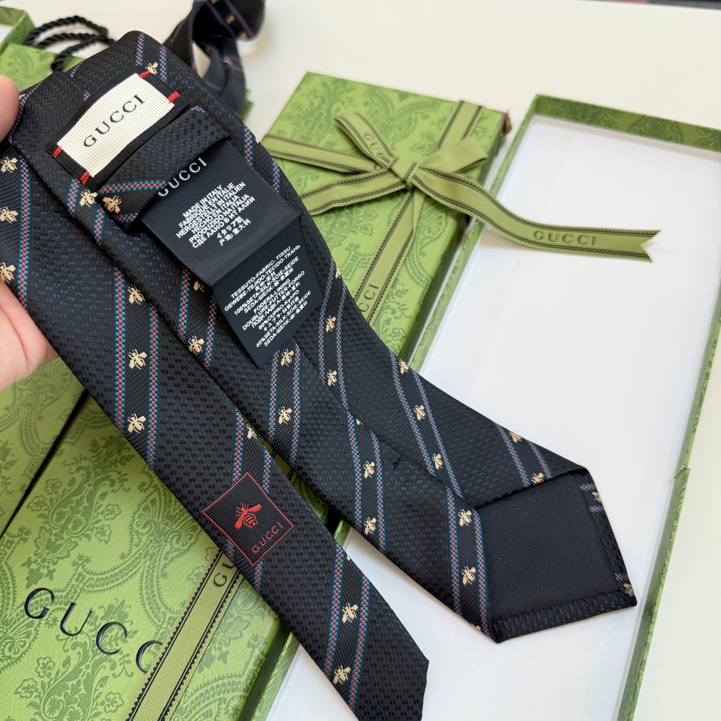 🌾古驰gucci小蜜蜂男士领带系列蜜蜂斜纹领带】👔👔，稀有🐝🐝展现精湛手工与时尚优雅的理想选择，这款领带