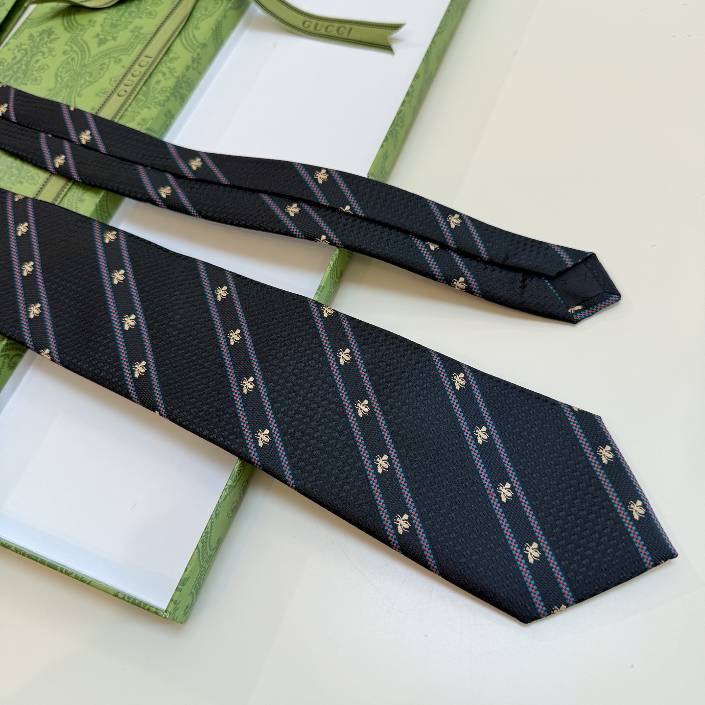 🌾古驰gucci小蜜蜂男士领带系列蜜蜂斜纹领带】👔👔，稀有🐝🐝展现精湛手工与时尚优雅的理想选择，这款领带