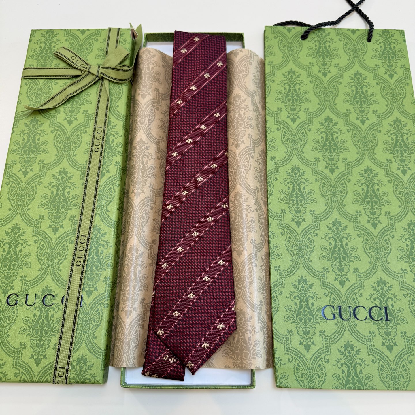 🌾古驰gucci小蜜蜂男士领带系列蜜蜂斜纹领带】👔👔，稀有🐝🐝展现精湛手工与时尚优雅的理想选择，这款领带