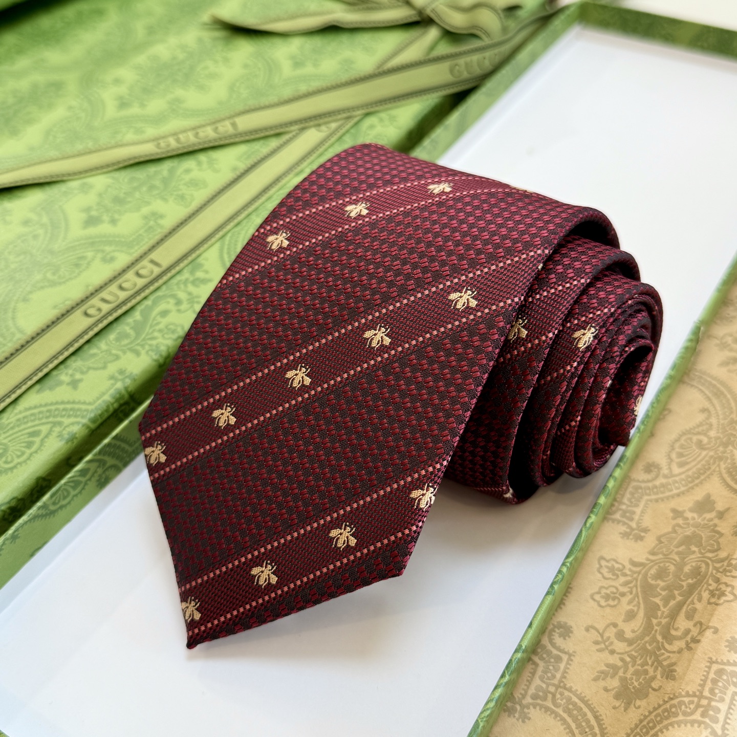 🌾古驰gucci小蜜蜂男士领带系列蜜蜂斜纹领带】👔👔，稀有🐝🐝展现精湛手工与时尚优雅的理想选择，这款领带