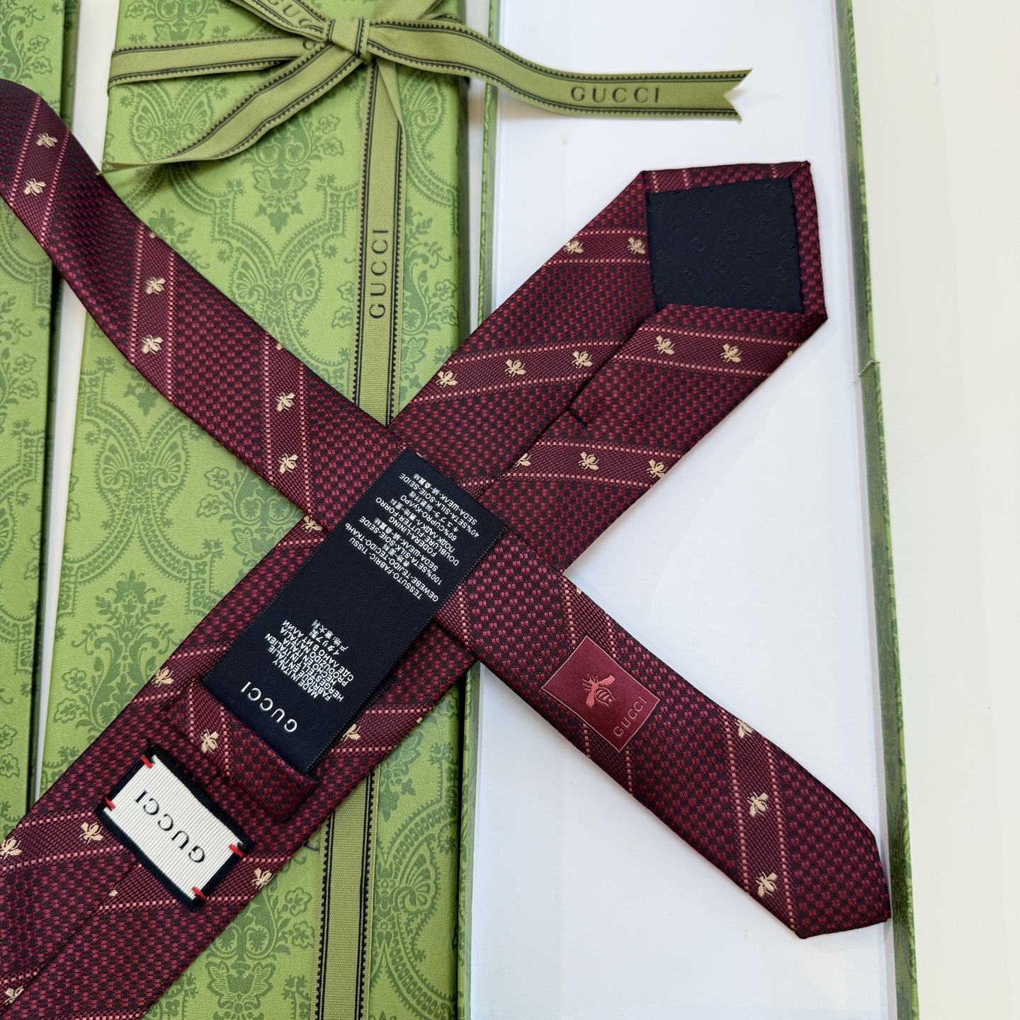🌾古驰gucci小蜜蜂男士领带系列蜜蜂斜纹领带】👔👔，稀有🐝🐝展现精湛手工与时尚优雅的理想选择，这款领带