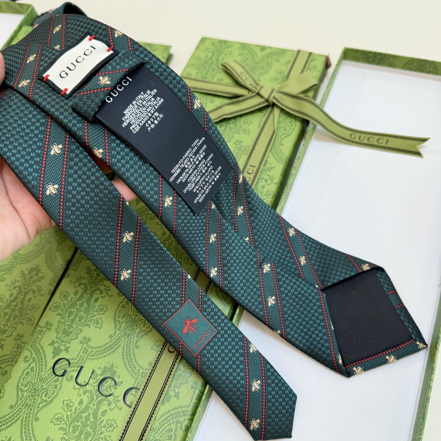 🌾古驰gucci小蜜蜂男士领带系列蜜蜂斜纹领带】👔👔，稀有🐝🐝展现精湛手工与时尚优雅的理想选择，这款领带
