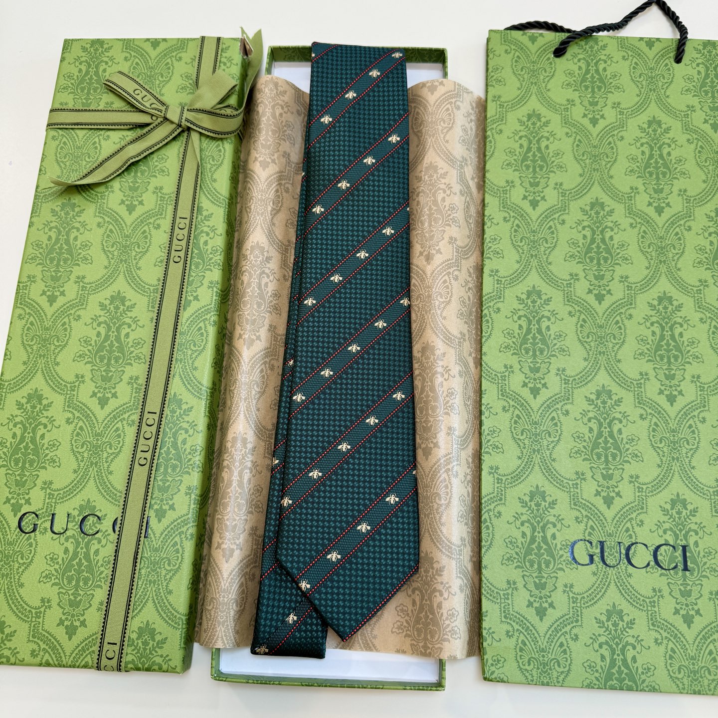 🌾古驰gucci小蜜蜂男士领带系列蜜蜂斜纹领带】👔👔，稀有🐝🐝展现精湛手工与时尚优雅的理想选择，这款领带