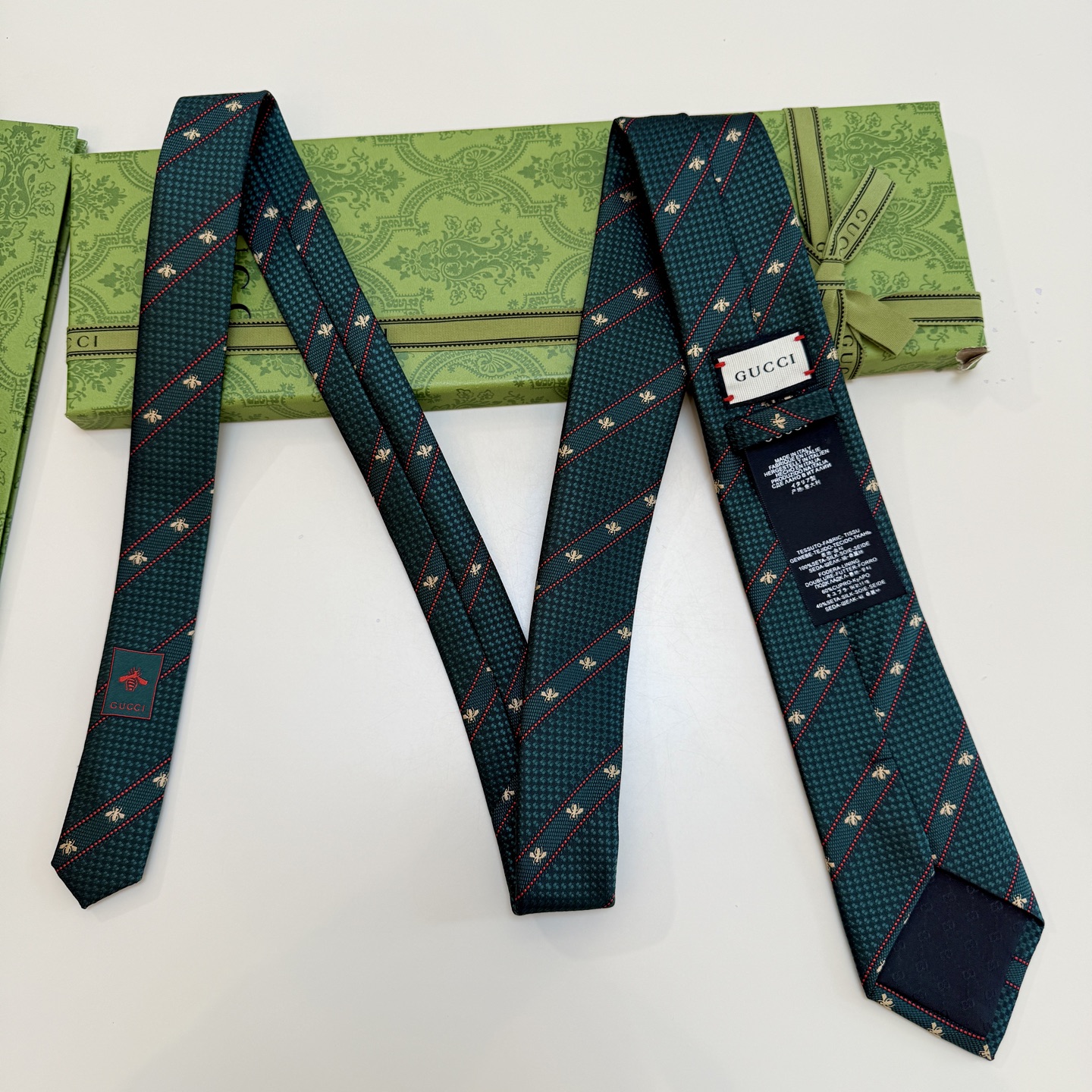 🌾古驰gucci小蜜蜂男士领带系列蜜蜂斜纹领带】👔👔，稀有🐝🐝展现精湛手工与时尚优雅的理想选择，这款领带