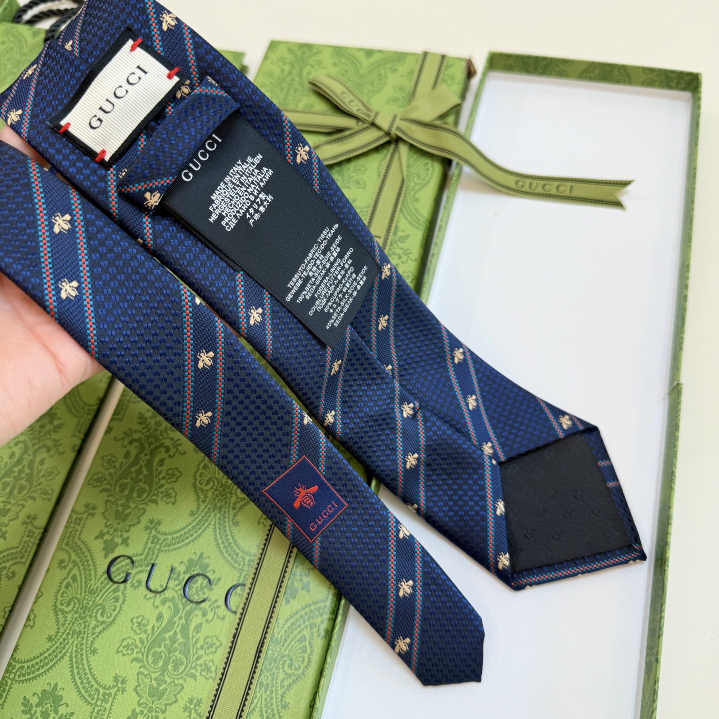 🌾古驰gucci小蜜蜂男士领带系列蜜蜂斜纹领带】👔👔，稀有🐝🐝展现精湛手工与时尚优雅的理想选择，这款领带