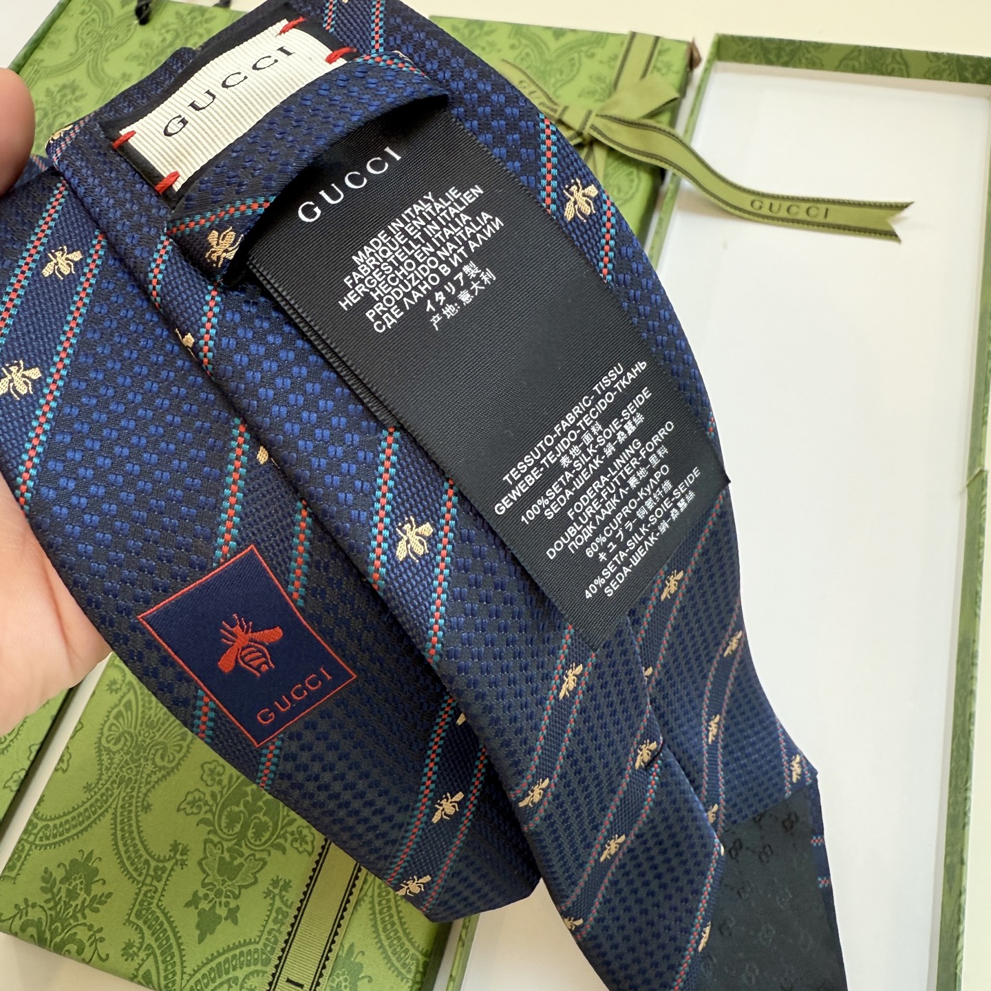 🌾古驰gucci小蜜蜂男士领带系列蜜蜂斜纹领带】👔👔，稀有🐝🐝展现精湛手工与时尚优雅的理想选择，这款领带