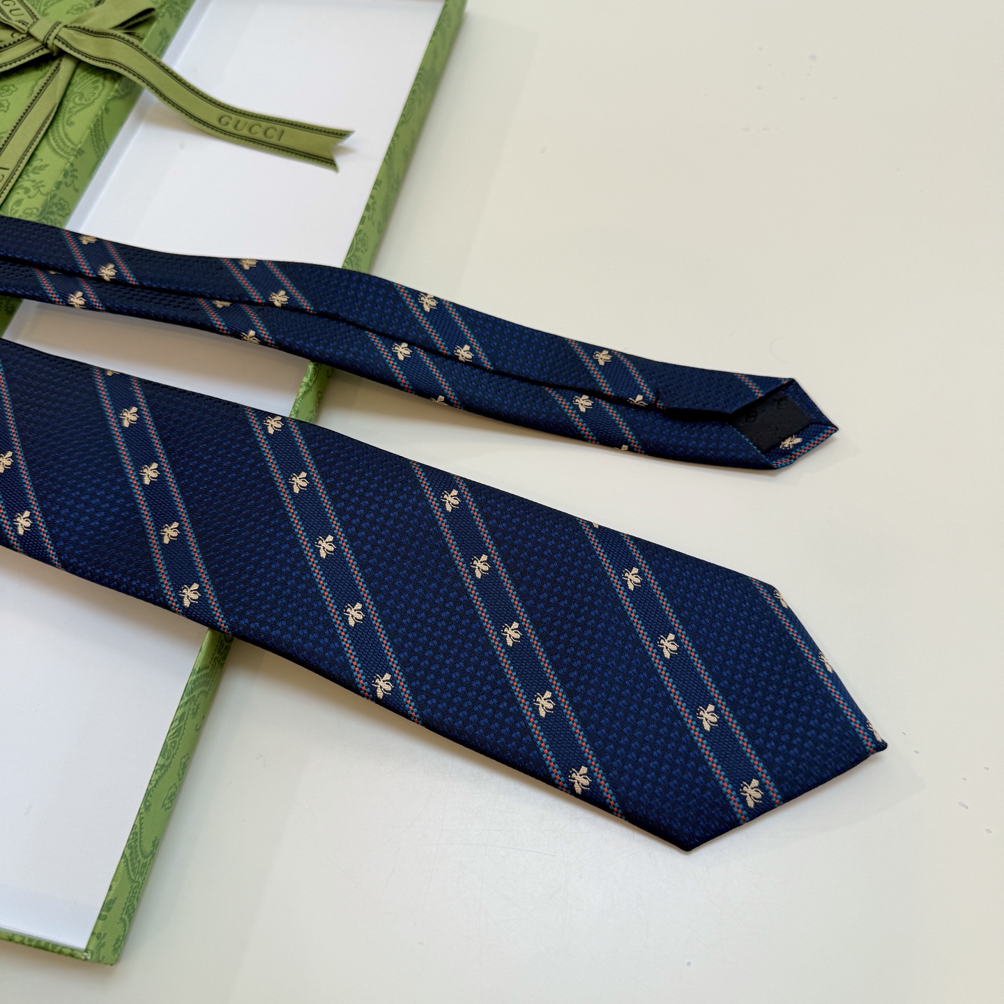 🌾古驰gucci小蜜蜂男士领带系列蜜蜂斜纹领带】👔👔，稀有🐝🐝展现精湛手工与时尚优雅的理想选择，这款领带