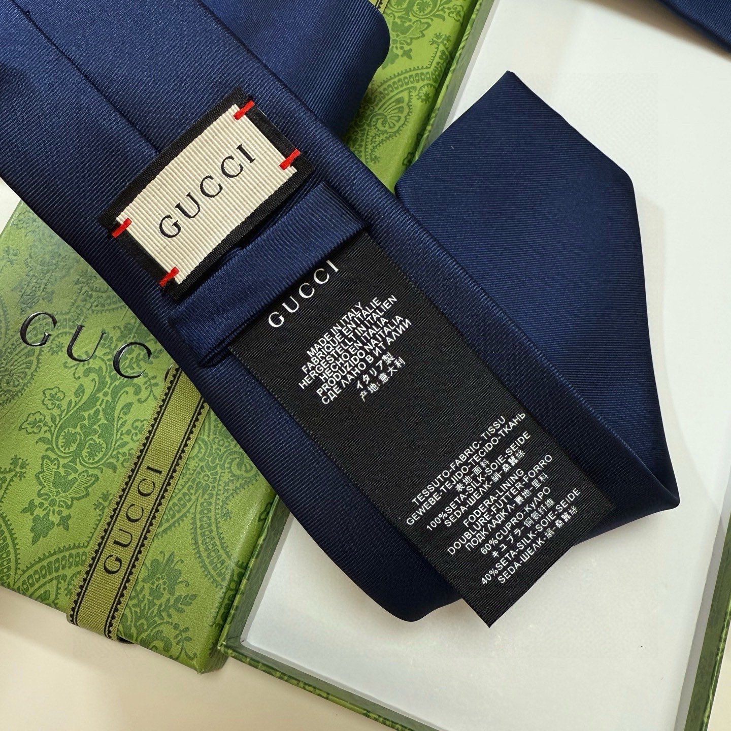 🌾古驰gucci小蜜蜂男士领带系列蜜蜂斜纹领带】👔👔，稀有🐝🐝展现精湛手工与时尚优雅的理想选择，这款领带