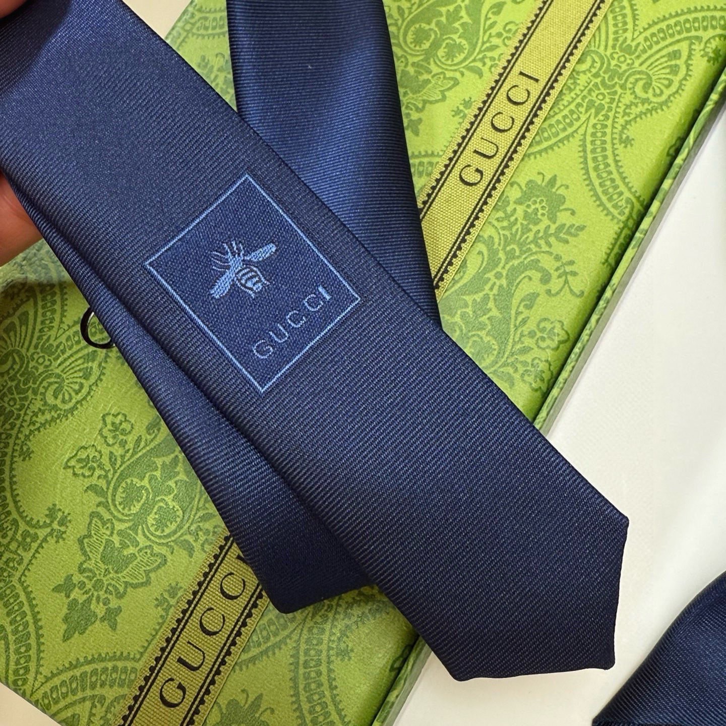 🌾古驰gucci小蜜蜂男士领带系列蜜蜂斜纹领带】👔👔，稀有🐝🐝展现精湛手工与时尚优雅的理想选择，这款领带