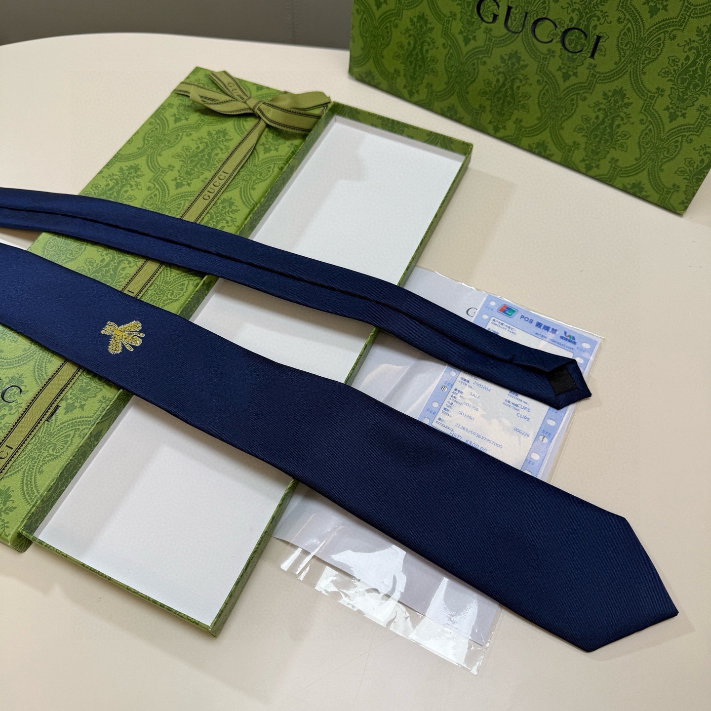 🌾古驰gucci小蜜蜂男士领带系列蜜蜂斜纹领带】👔👔，稀有🐝🐝展现精湛手工与时尚优雅的理想选择，这款领带