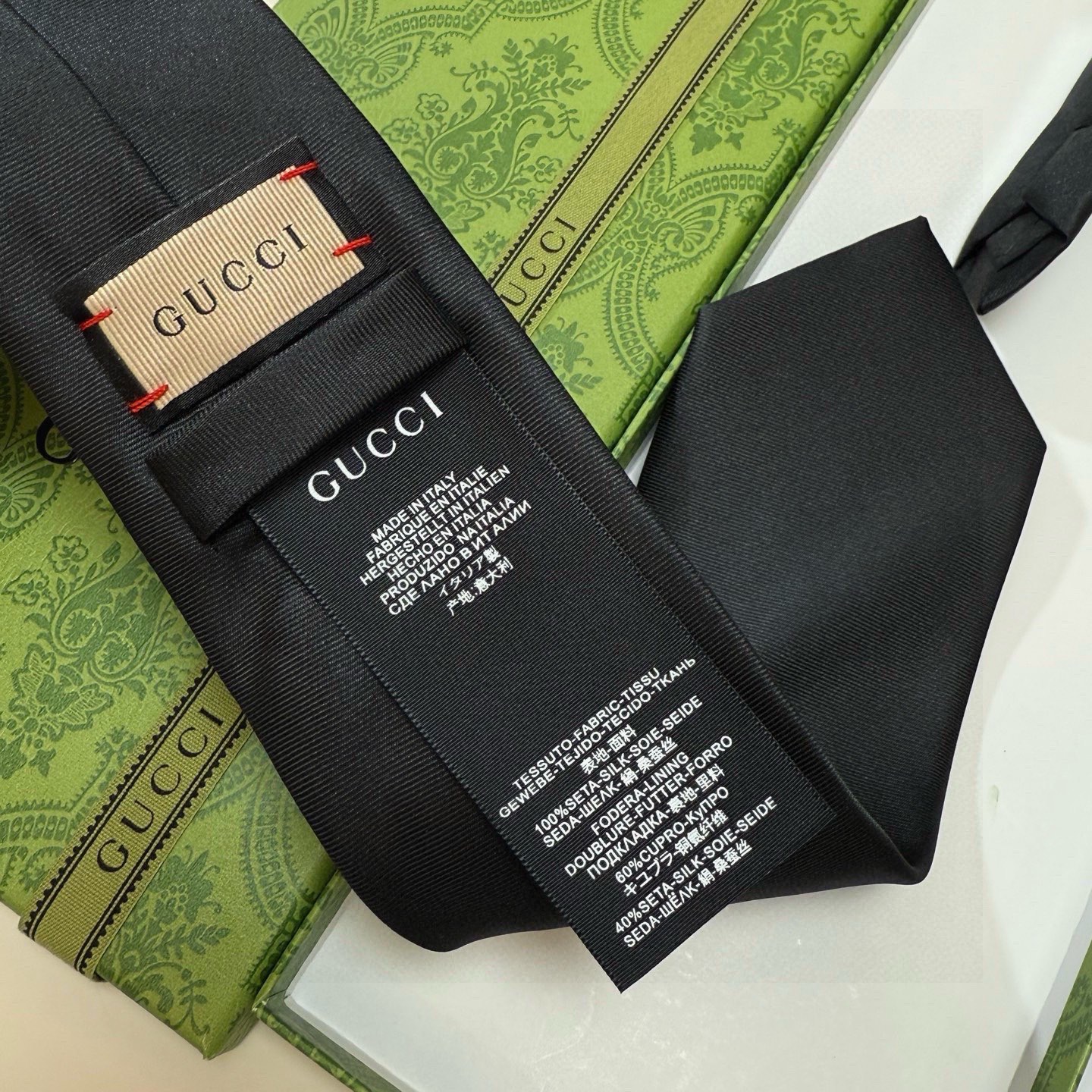 🌾古驰gucci小蜜蜂男士领带系列蜜蜂斜纹领带】👔👔，稀有🐝🐝展现精湛手工与时尚优雅的理想选择，这款领带