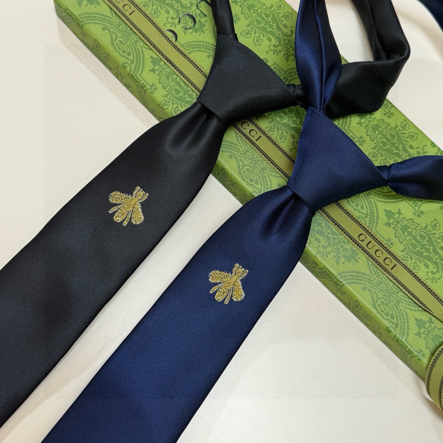 🌾古驰gucci小蜜蜂男士领带系列蜜蜂斜纹领带】👔👔，稀有🐝🐝展现精湛手工与时尚优雅的理想选择，这款领带