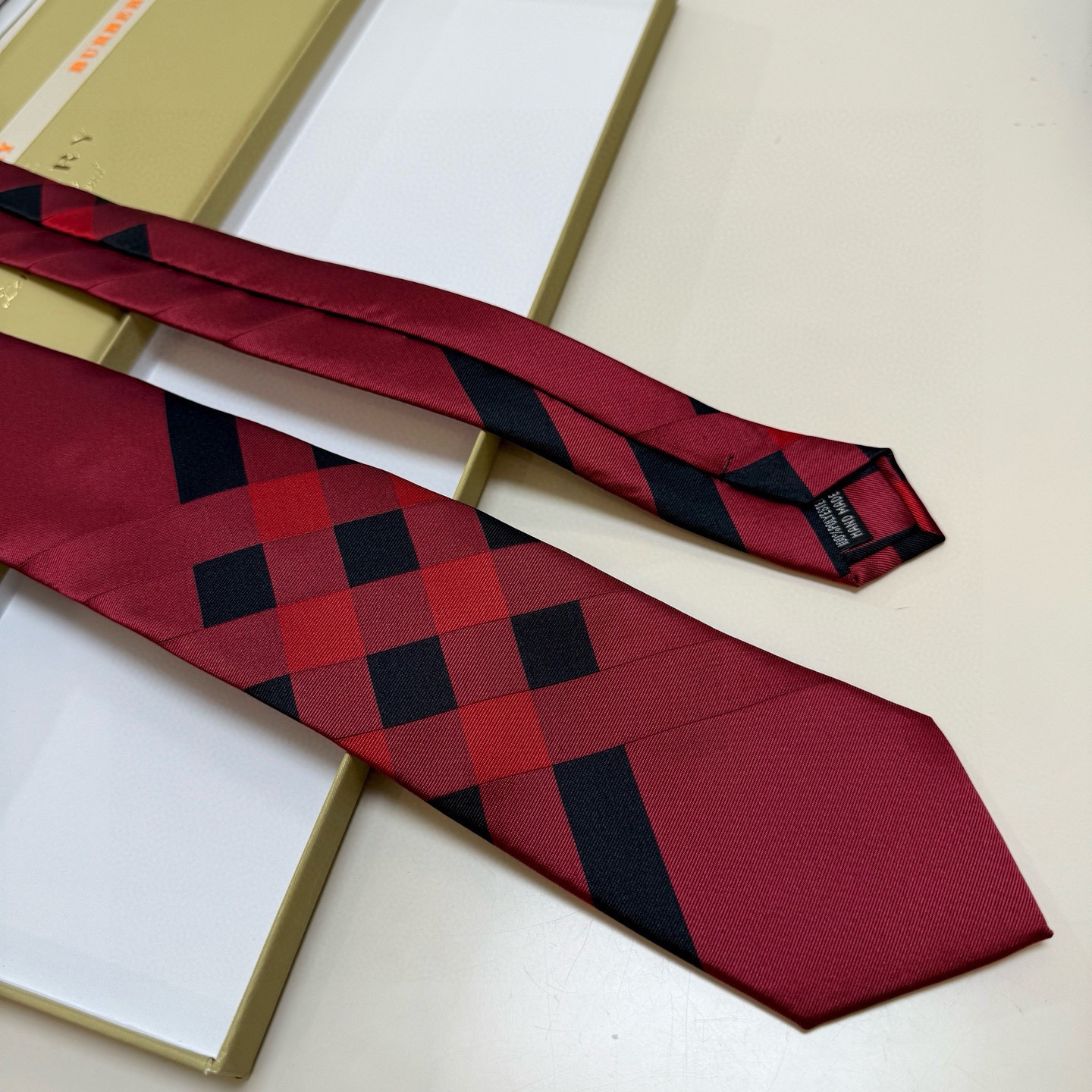 🌾巴宝莉专柜同步领带‼️巴宝莉稀有😻😻展现精湛手工与时尚优雅的理想选择，这款采用B家最具标志性的Vint