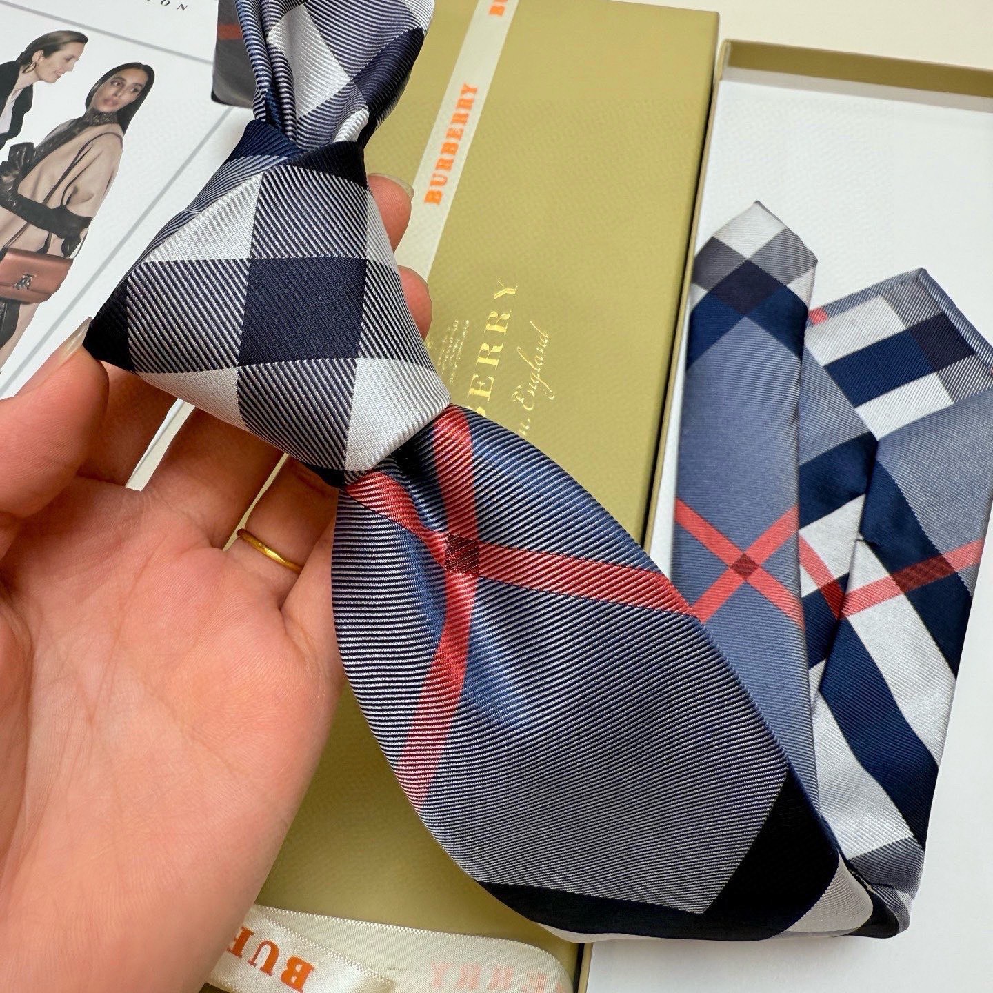 🌾巴宝莉专柜同步领带‼️巴宝莉稀有😻😻展现精湛手工与时尚优雅的理想选择，这款采用B家最具标志性的Vint