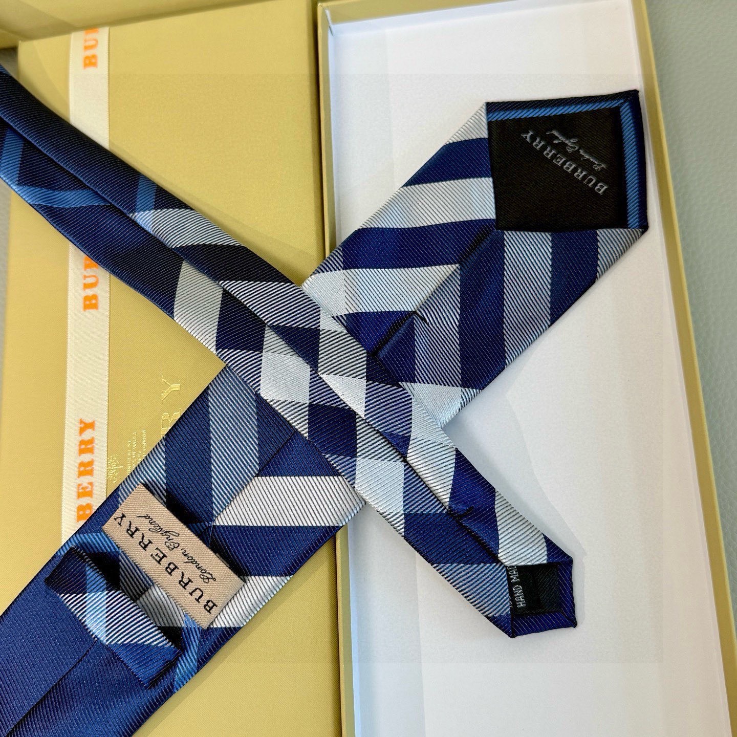 🌾巴宝莉专柜同步领带‼️巴宝莉稀有😻😻展现精湛手工与时尚优雅的理想选择，这款采用B家最具标志性的Vint