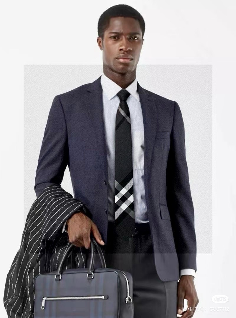 NO:710542,Batch Burberry Counter Synchronous Tie Burberry is a rare choice that shows exquisite craftsmanship and fashionable elegance. This silk tie is made of B's ​​most iconic Vintage plaid and horse logo, and is interpreted in the same tone to show a more elegant style. It allows men to fully display their personality. Top-quality jacquard silk handmade custom ties, ties, burberry, real silk, ties19860909批巴宝莉专柜同步领带巴宝莉稀有展现精湛手工与时尚优雅的理想选择,这款采用B家最具标志性的Vintage格纹和马标制成的丝质领带,以同色调手法演绎的更显雅致风范.让男士可以充分展示自己个性.顶级提花真丝手工定制领带,领带,burberry,real silk,ties,accessory