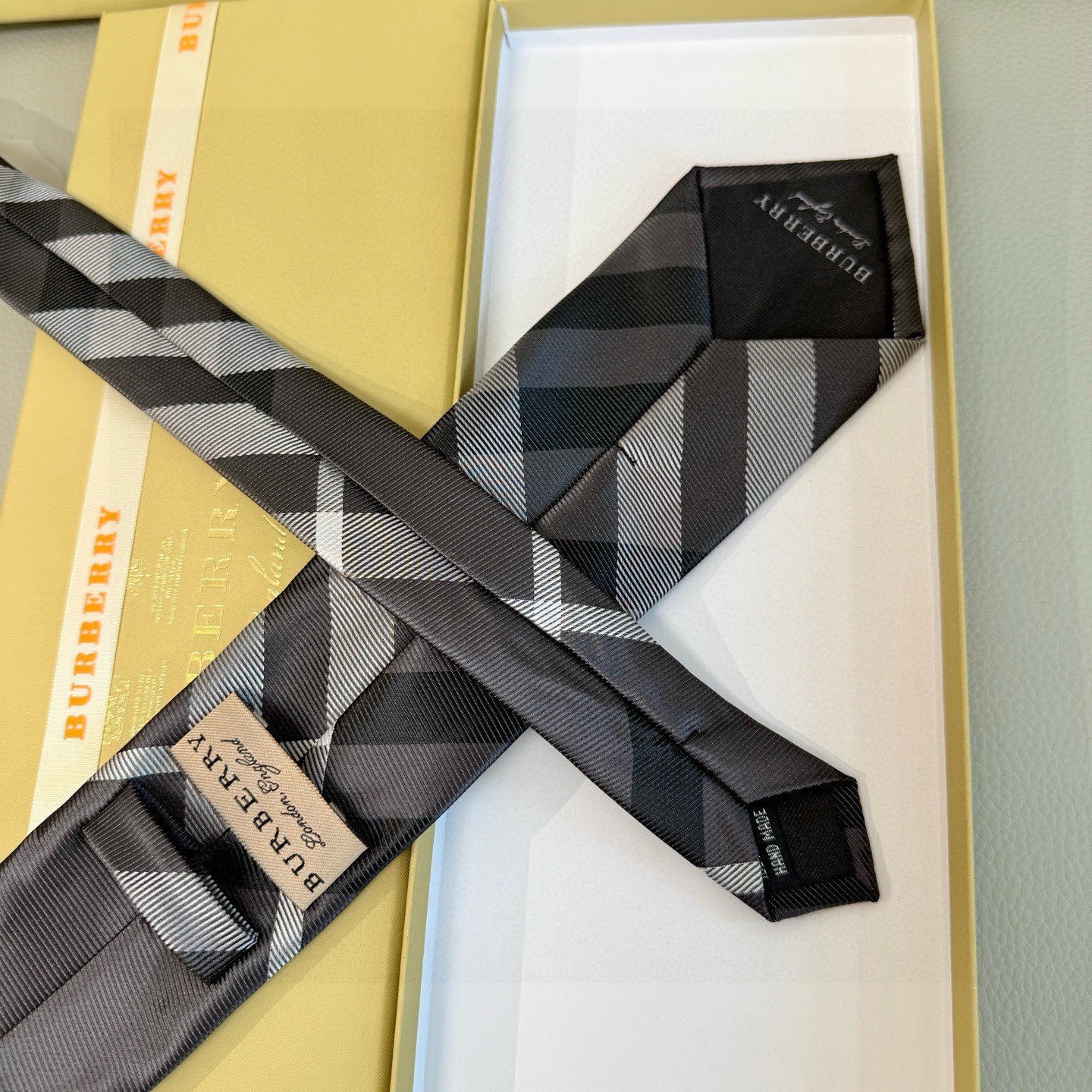 🌾巴宝莉专柜同步领带‼️巴宝莉稀有😻😻展现精湛手工与时尚优雅的理想选择，这款采用B家最具标志性的Vint