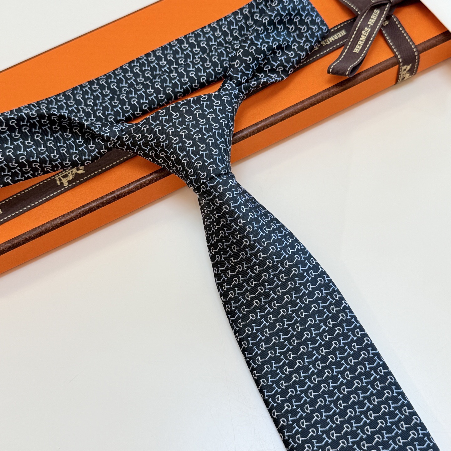 6色到货！🌾 爱马仕官方新款领带！男士领带系列 ！稀有爱马仕家每年都有一千条不同印花的领带面世，从最初的