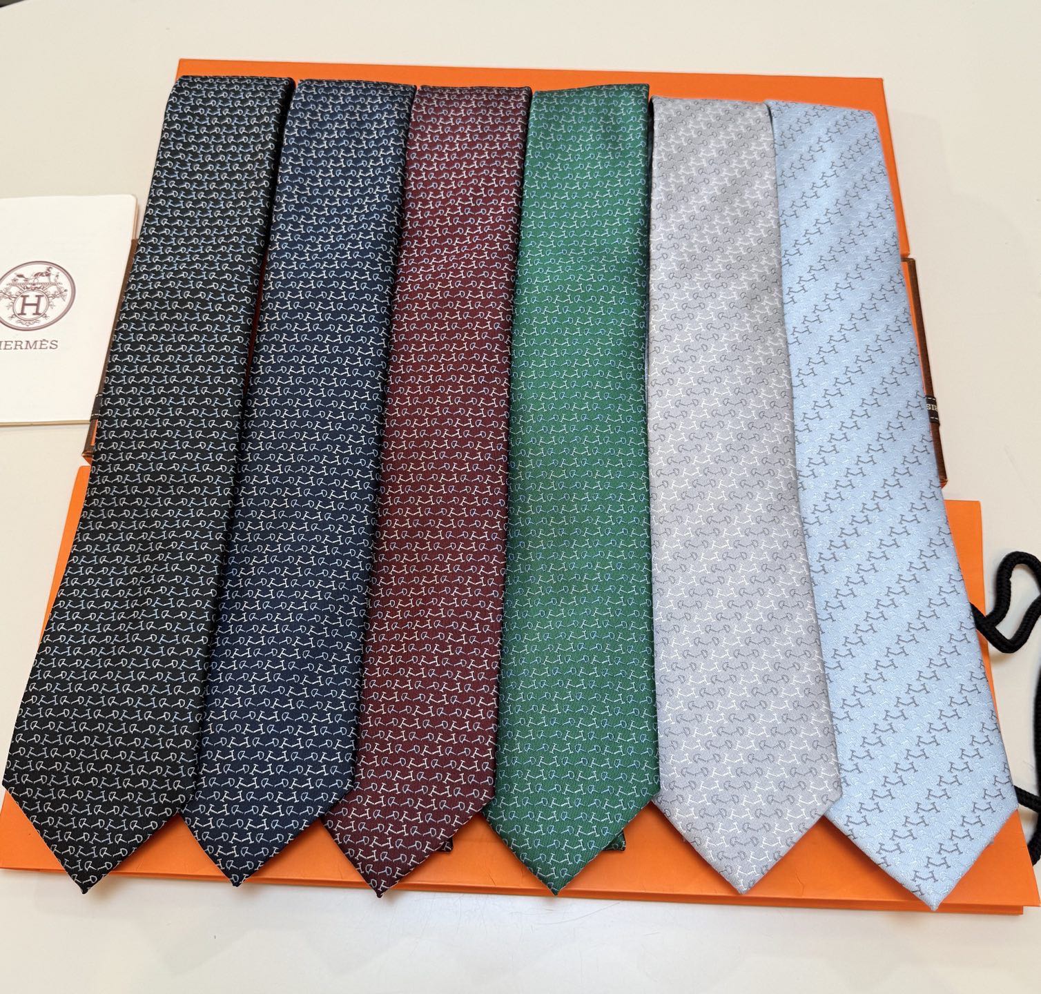 6色到货！🌾 爱马仕官方新款领带！男士领带系列 ！稀有爱马仕家每年都有一千条不同印花的领带面世，从最初的