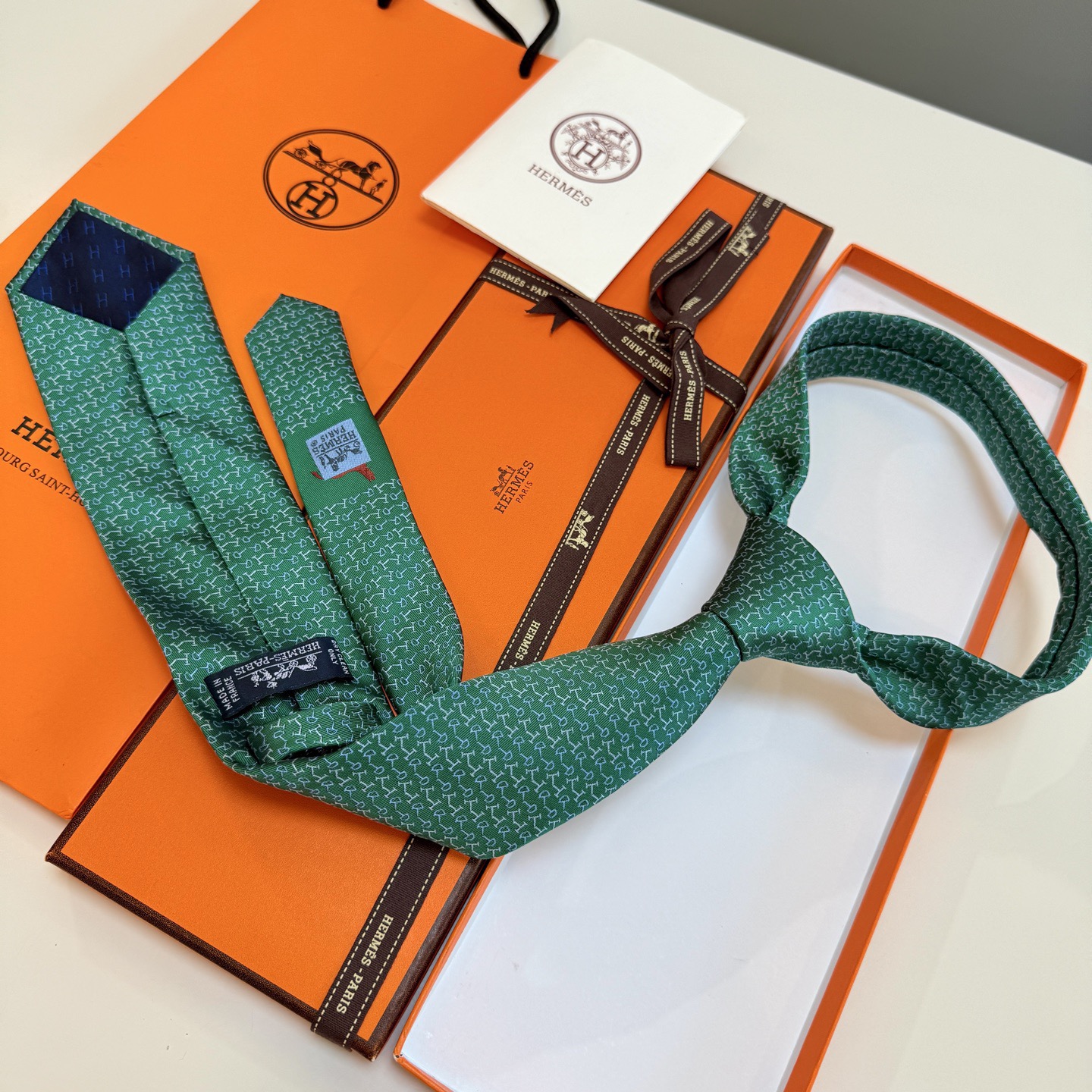 6色到货！🌾 爱马仕官方新款领带！男士领带系列 ！稀有爱马仕家每年都有一千条不同印花的领带面世，从最初的