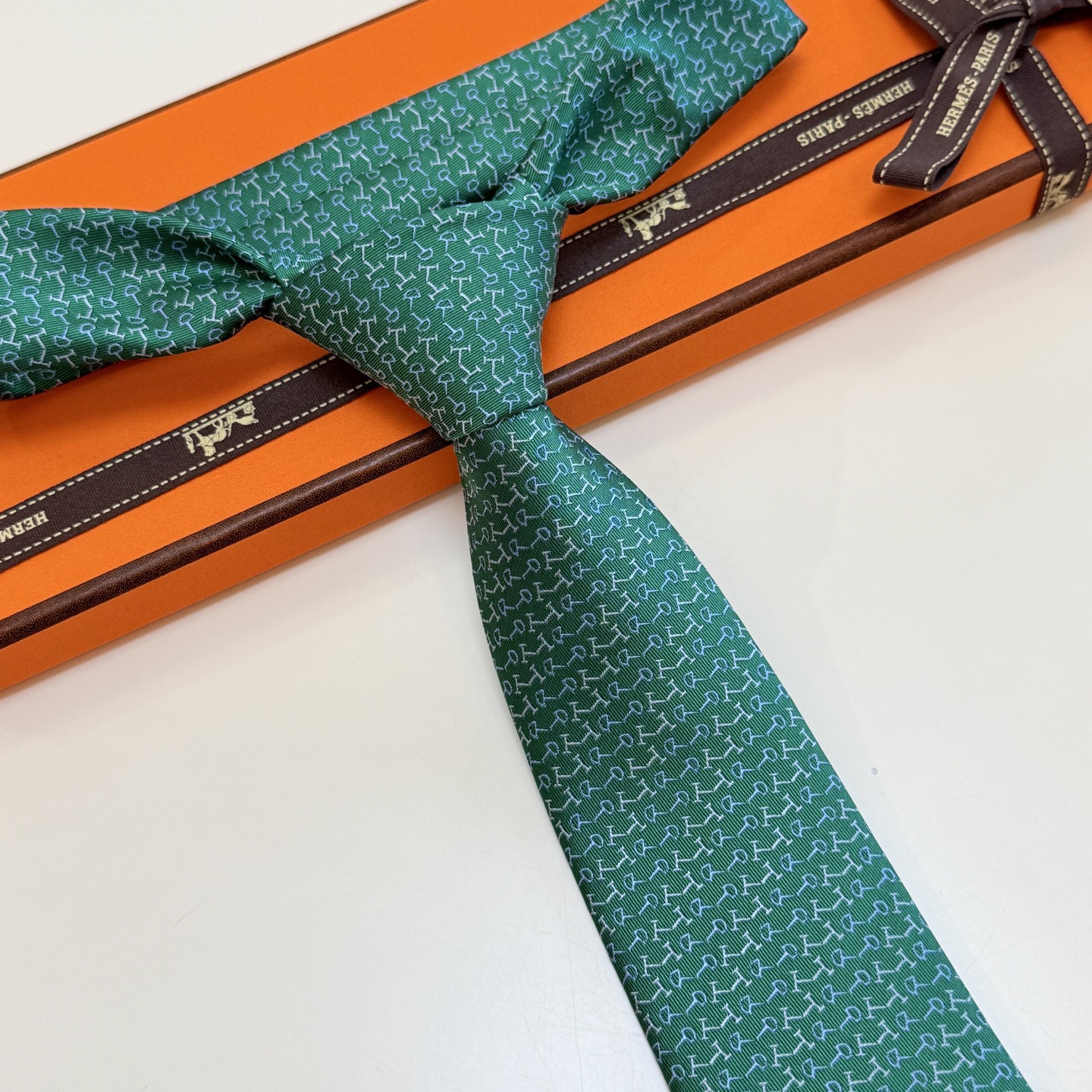 6色到货！🌾 爱马仕官方新款领带！男士领带系列 ！稀有爱马仕家每年都有一千条不同印花的领带面世，从最初的