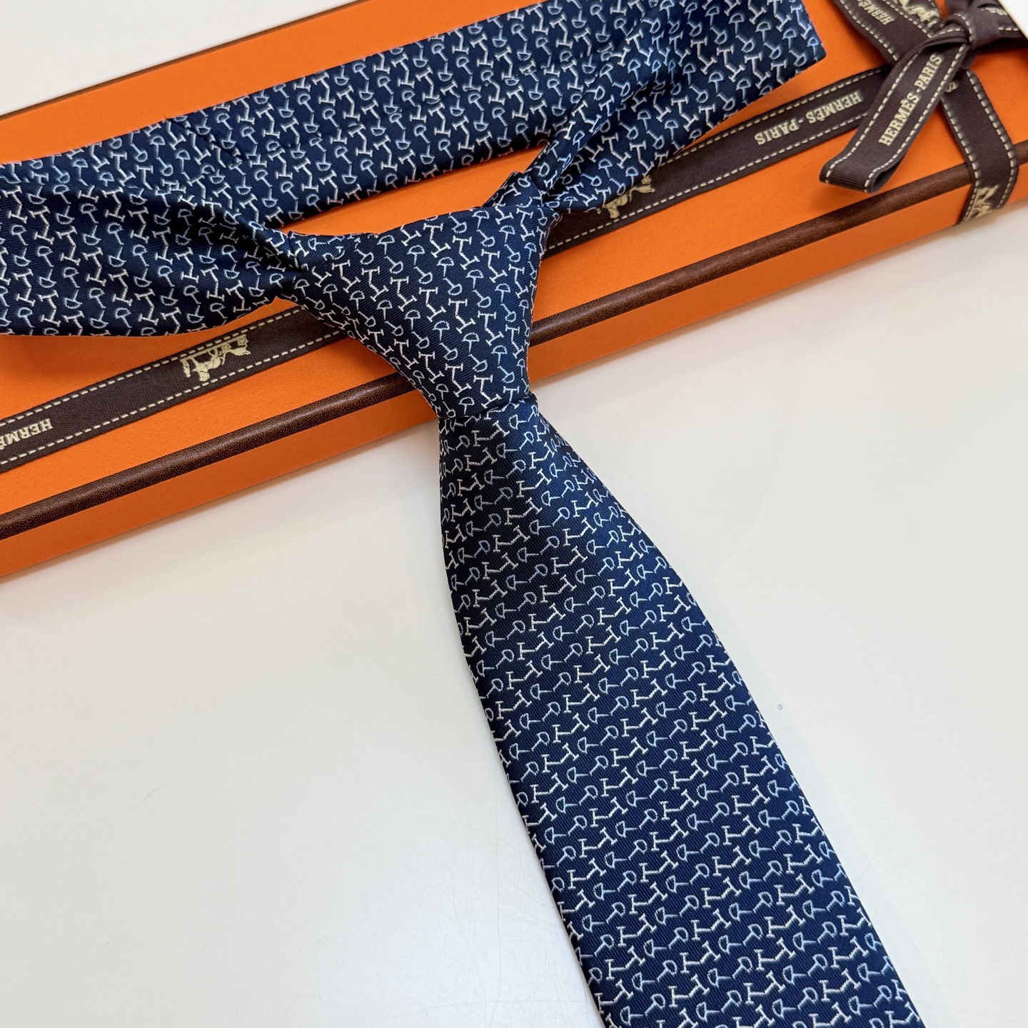 6色到货！🌾 爱马仕官方新款领带！男士领带系列 ！稀有爱马仕家每年都有一千条不同印花的领带面世，从最初的