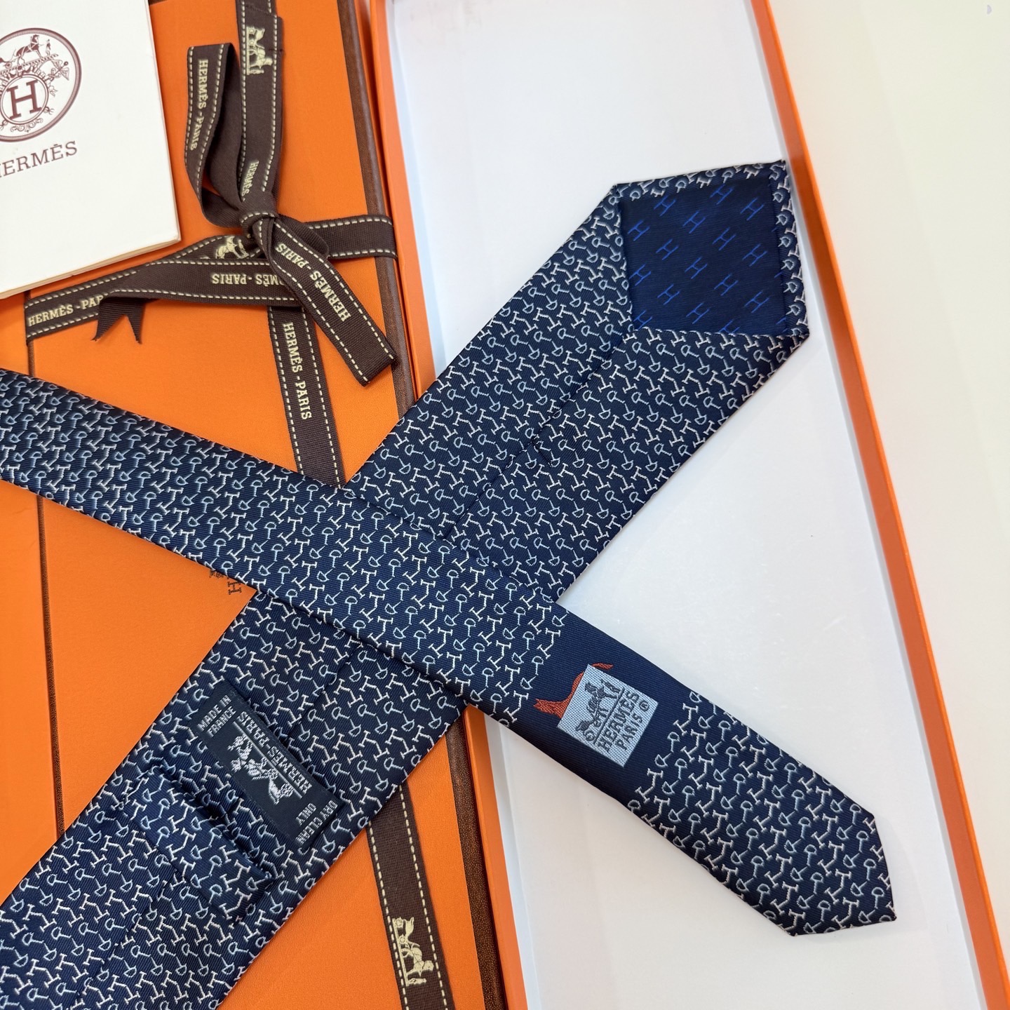 6色到货！🌾 爱马仕官方新款领带！男士领带系列 ！稀有爱马仕家每年都有一千条不同印花的领带面世，从最初的