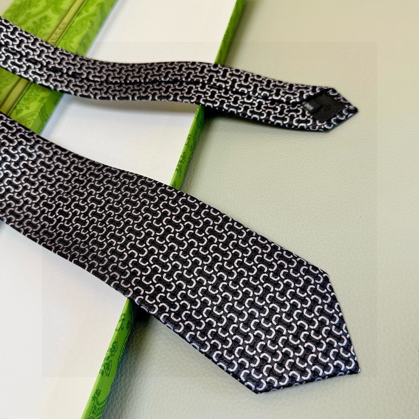 🌾古奇马衔扣男士提花领带 Gucci倾情推出选蚕丝提花领带，焕新演绎马衔扣图案，马术图索以不同款式焕发焕