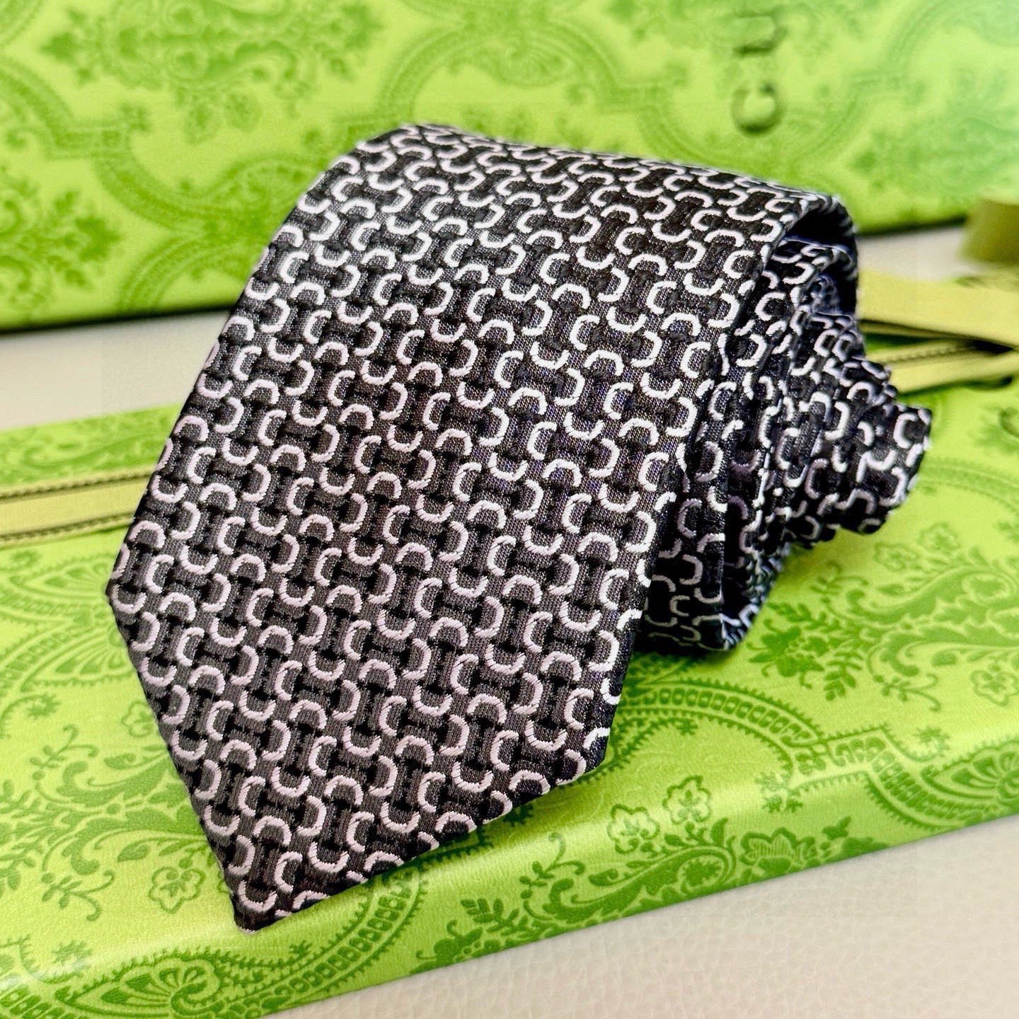 🌾古奇马衔扣男士提花领带 Gucci倾情推出选蚕丝提花领带，焕新演绎马衔扣图案，马术图索以不同款式焕发焕