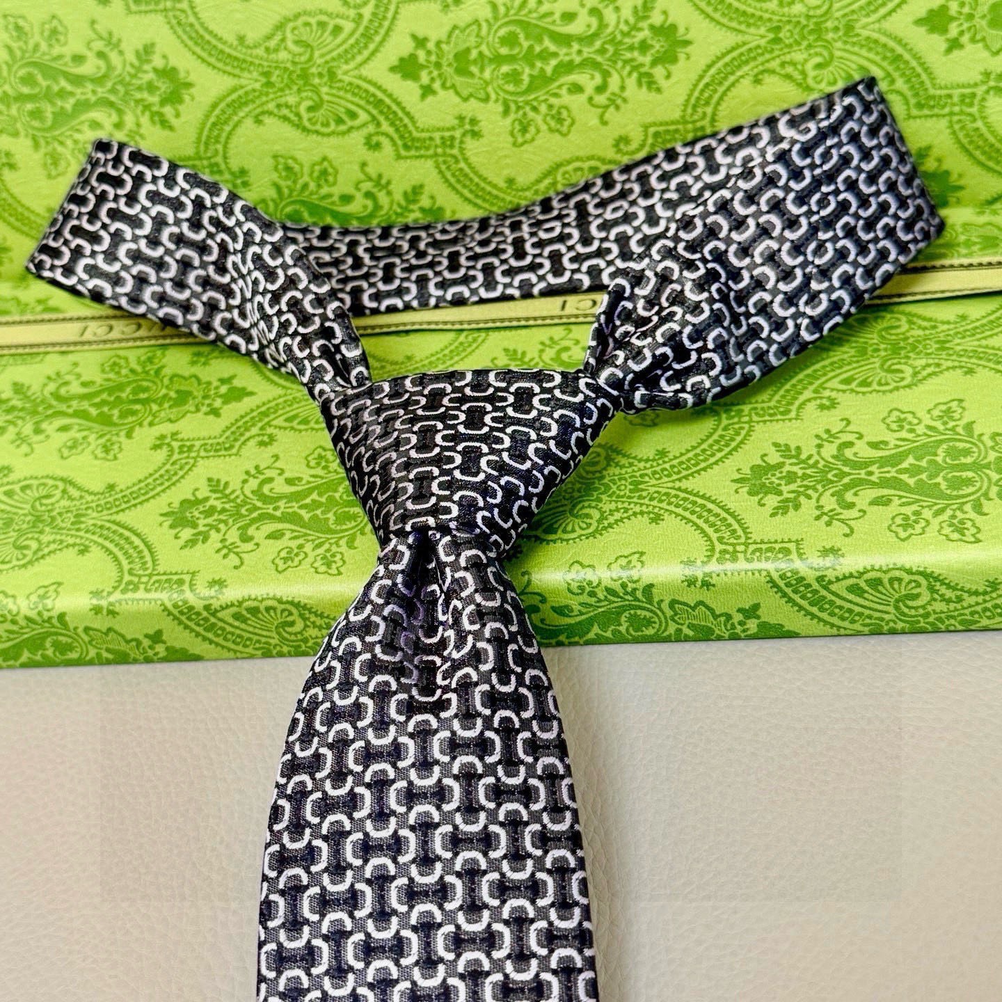 🌾古奇马衔扣男士提花领带 Gucci倾情推出选蚕丝提花领带，焕新演绎马衔扣图案，马术图索以不同款式焕发焕