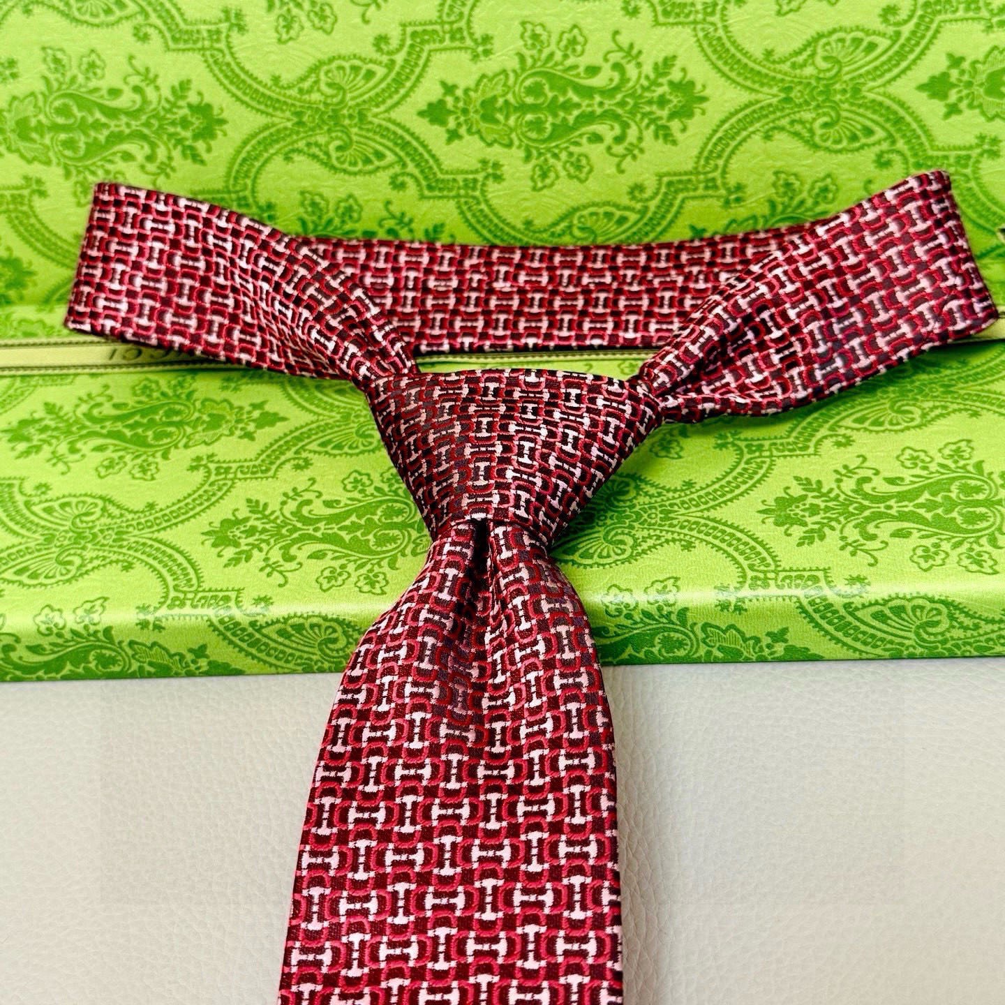 🌾古奇马衔扣男士提花领带 Gucci倾情推出选蚕丝提花领带，焕新演绎马衔扣图案，马术图索以不同款式焕发焕