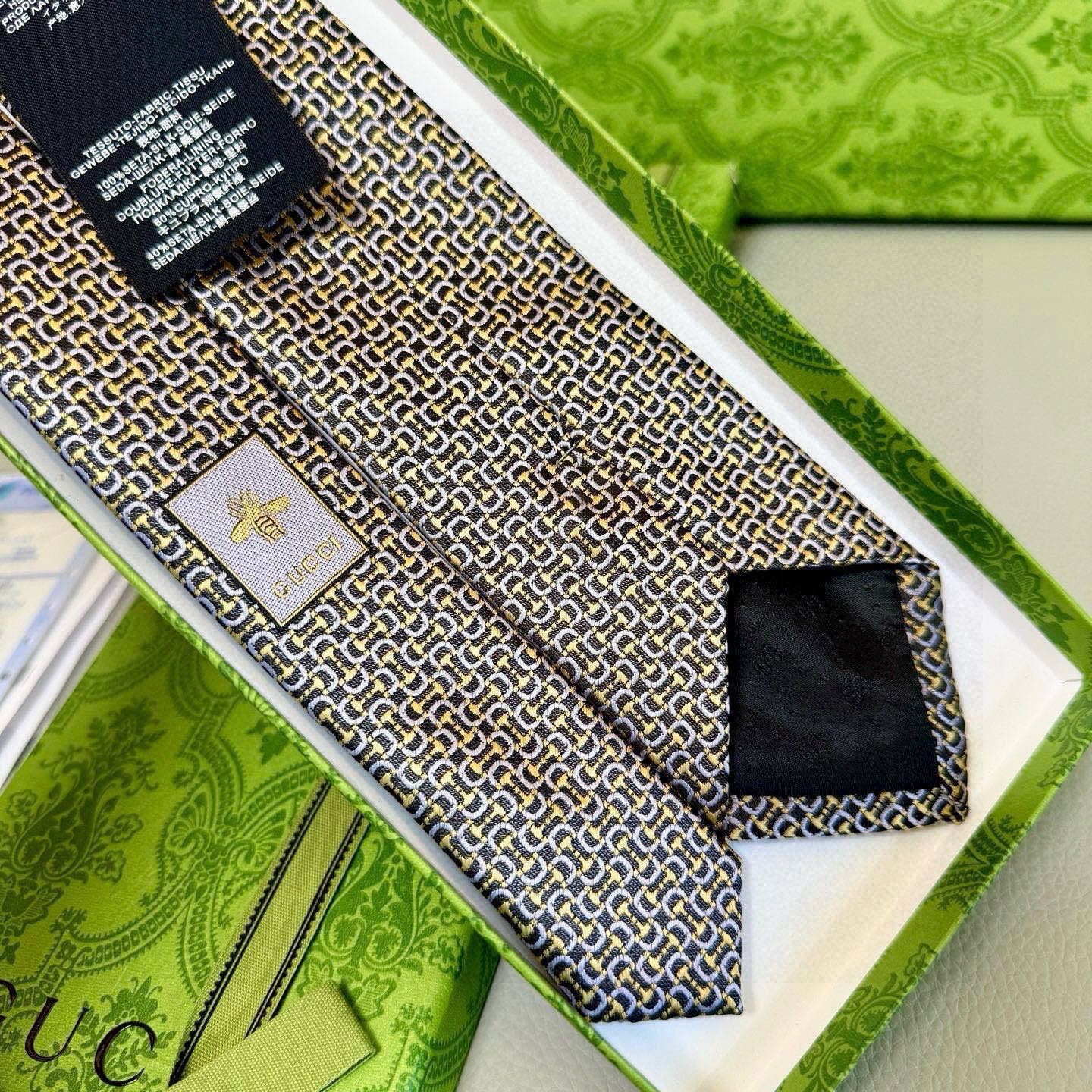 🌾古奇马衔扣男士提花领带 Gucci倾情推出选蚕丝提花领带，焕新演绎马衔扣图案，马术图索以不同款式焕发焕