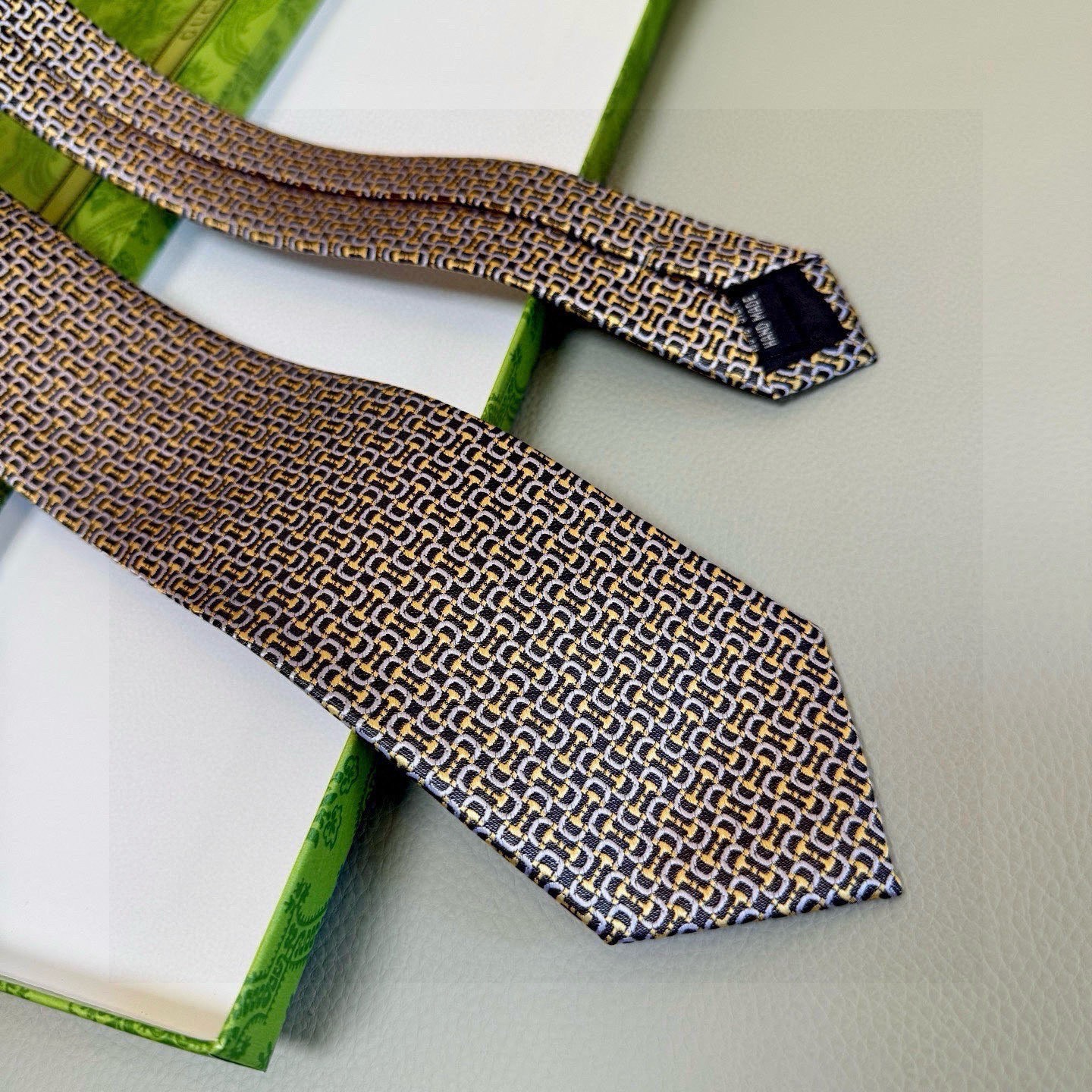 🌾古奇马衔扣男士提花领带 Gucci倾情推出选蚕丝提花领带，焕新演绎马衔扣图案，马术图索以不同款式焕发焕