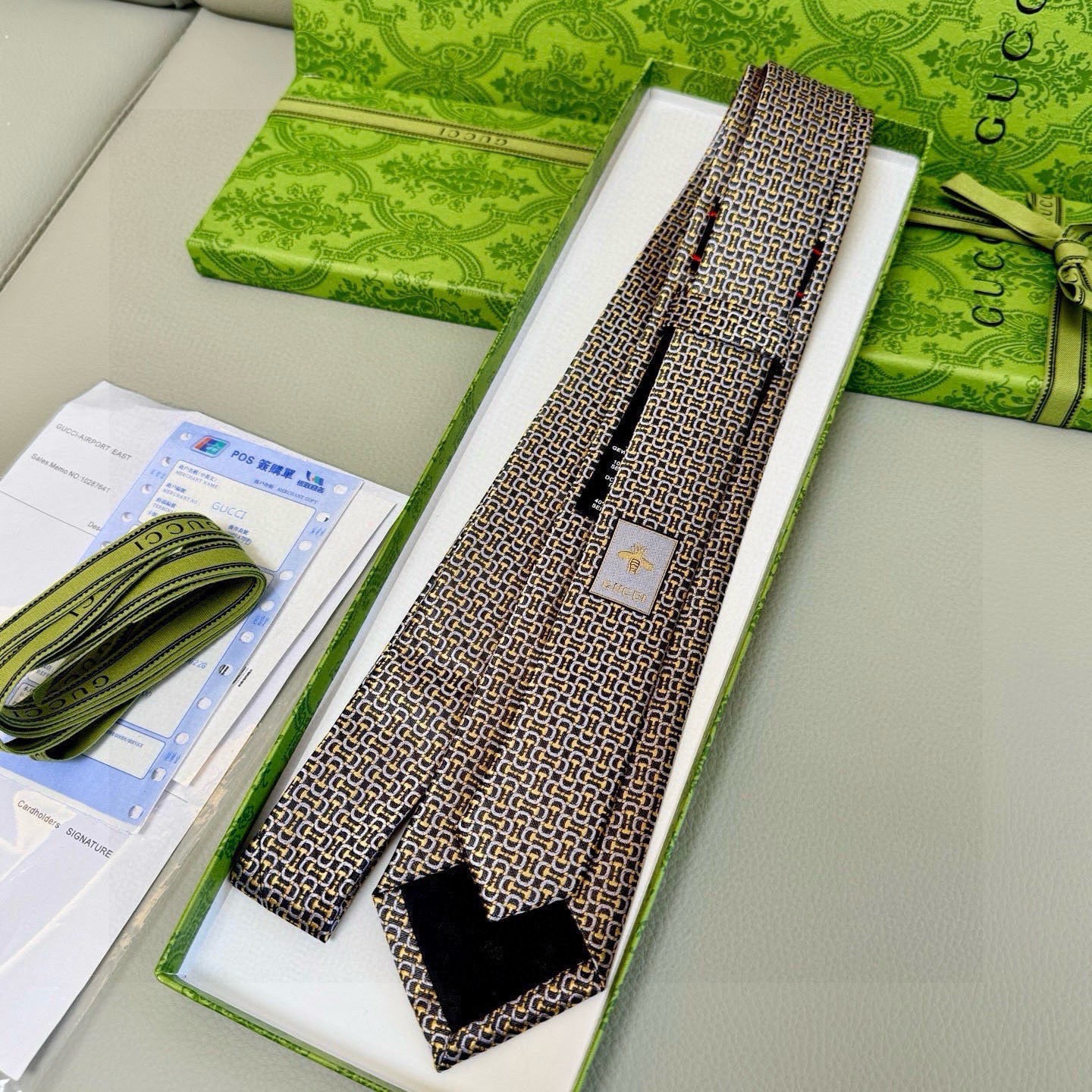 🌾古奇马衔扣男士提花领带 Gucci倾情推出选蚕丝提花领带，焕新演绎马衔扣图案，马术图索以不同款式焕发焕