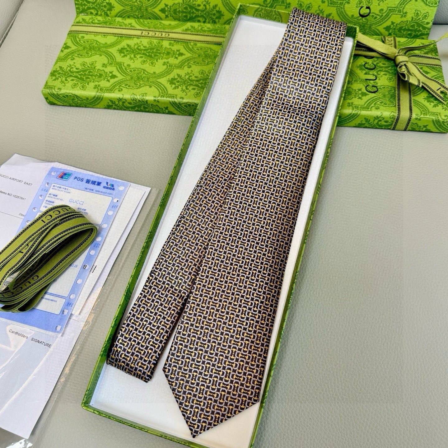 🌾古奇马衔扣男士提花领带 Gucci倾情推出选蚕丝提花领带，焕新演绎马衔扣图案，马术图索以不同款式焕发焕