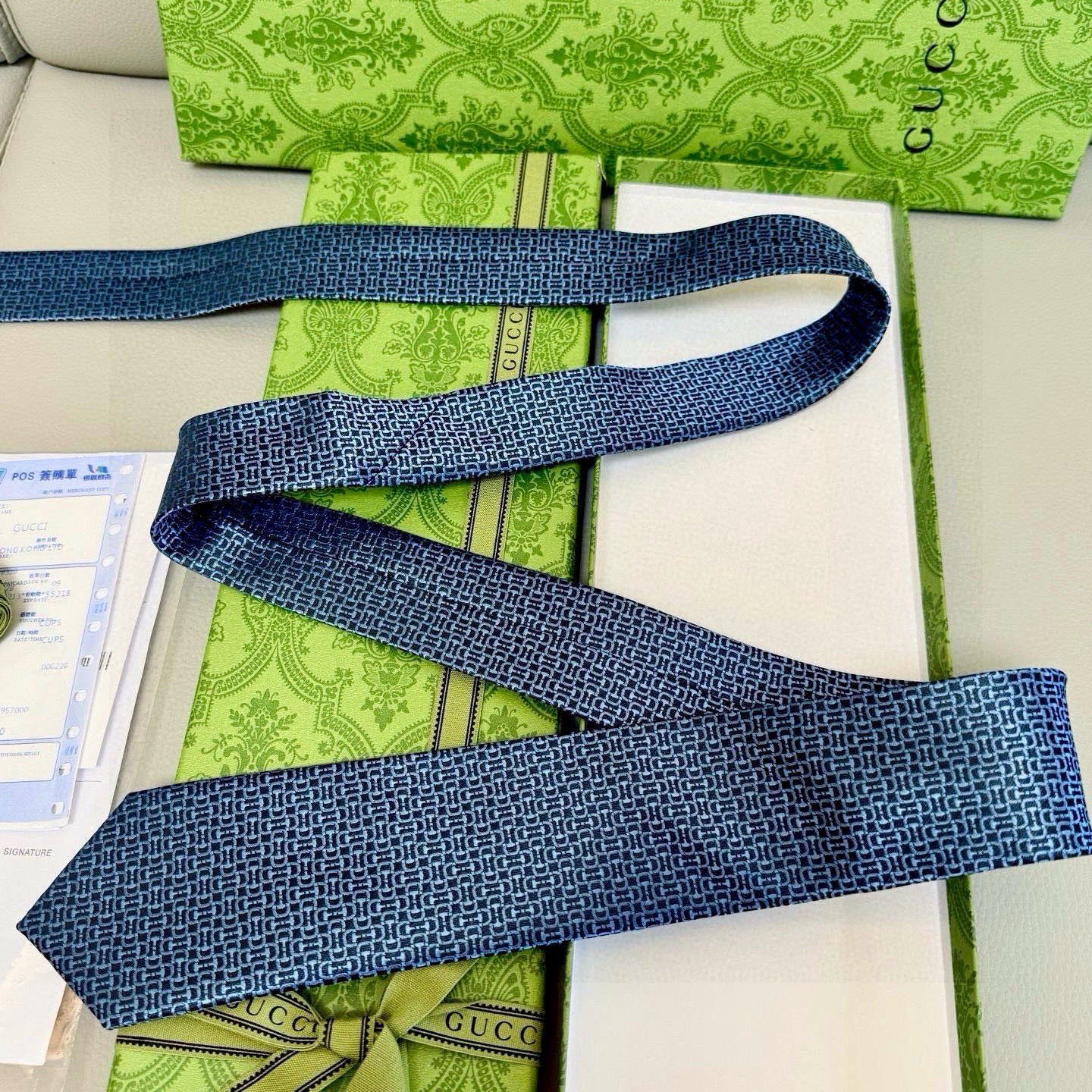 🌾古奇马衔扣男士提花领带 Gucci倾情推出选蚕丝提花领带，焕新演绎马衔扣图案，马术图索以不同款式焕发焕