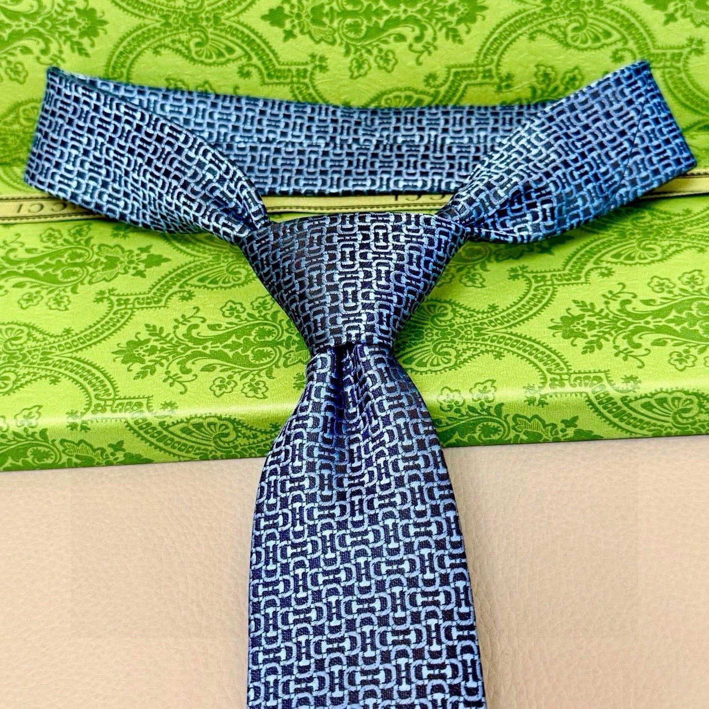 🌾古奇马衔扣男士提花领带 Gucci倾情推出选蚕丝提花领带，焕新演绎马衔扣图案，马术图索以不同款式焕发焕