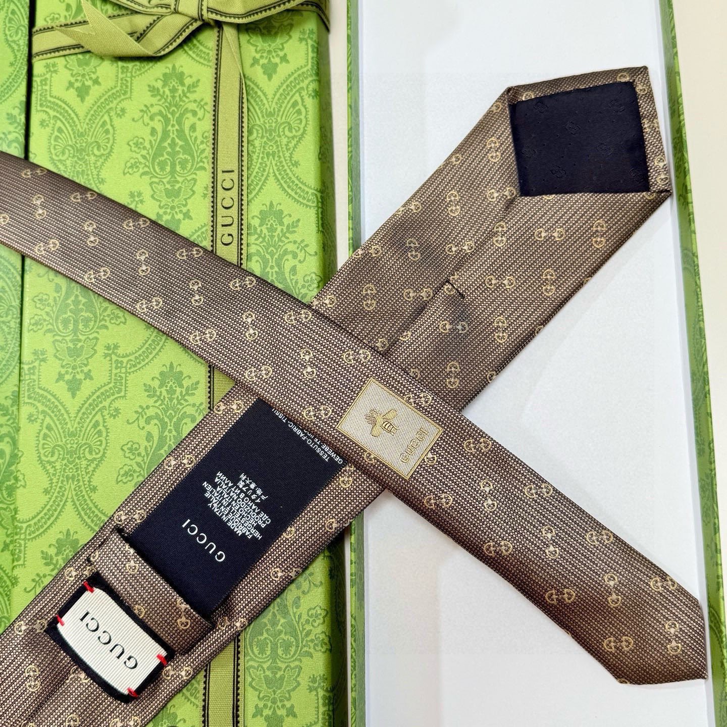 🌾官方同步古奇男款领带【GG马衔扣领带】👔👔，稀有🐝🐝展现精湛手工与时尚优雅的理想选择，这款领带将标志性