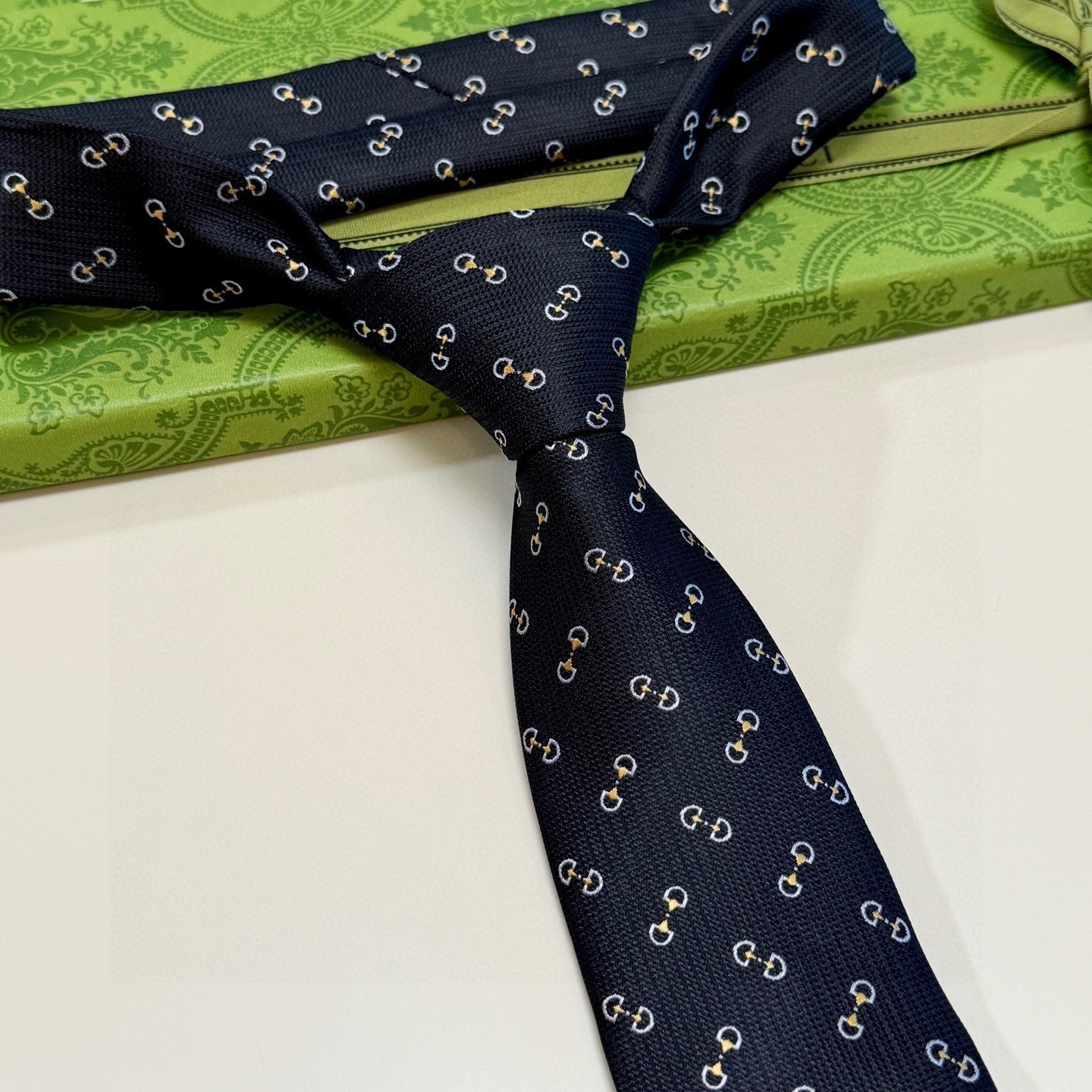 🌾官方同步古奇男款领带【GG马衔扣领带】👔👔，稀有🐝🐝展现精湛手工与时尚优雅的理想选择，这款领带将标志性