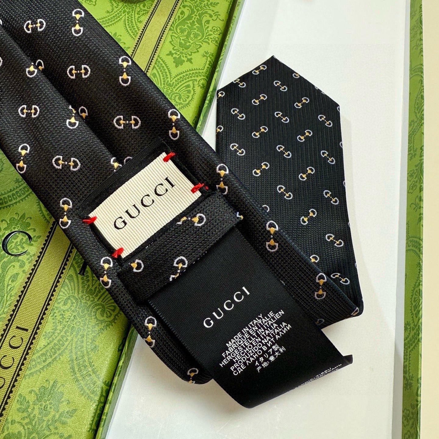 🌾官方同步古奇男款领带【GG马衔扣领带】👔👔，稀有🐝🐝展现精湛手工与时尚优雅的理想选择，这款领带将标志性