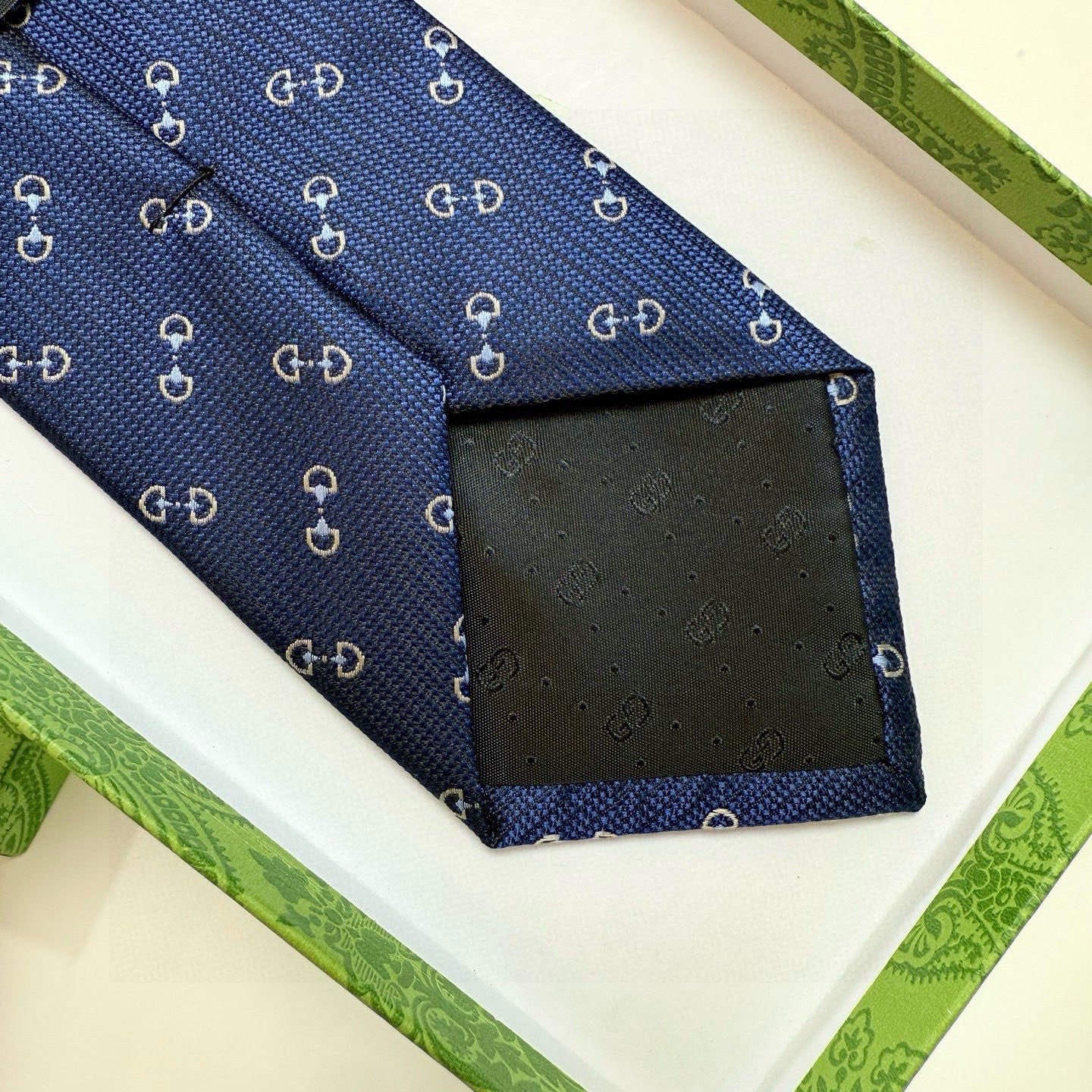 🌾官方同步古奇男款领带【GG马衔扣领带】👔👔，稀有🐝🐝展现精湛手工与时尚优雅的理想选择，这款领带将标志性