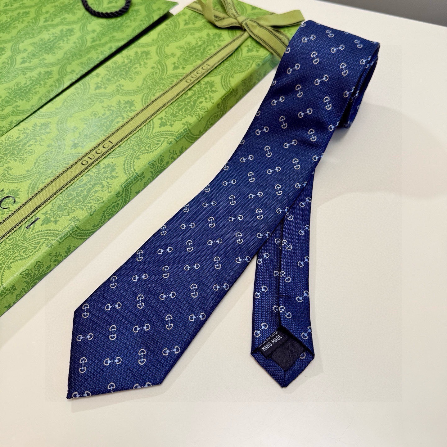 🌾官方同步古奇男款领带【GG马衔扣领带】👔👔，稀有🐝🐝展现精湛手工与时尚优雅的理想选择，这款领带将标志性