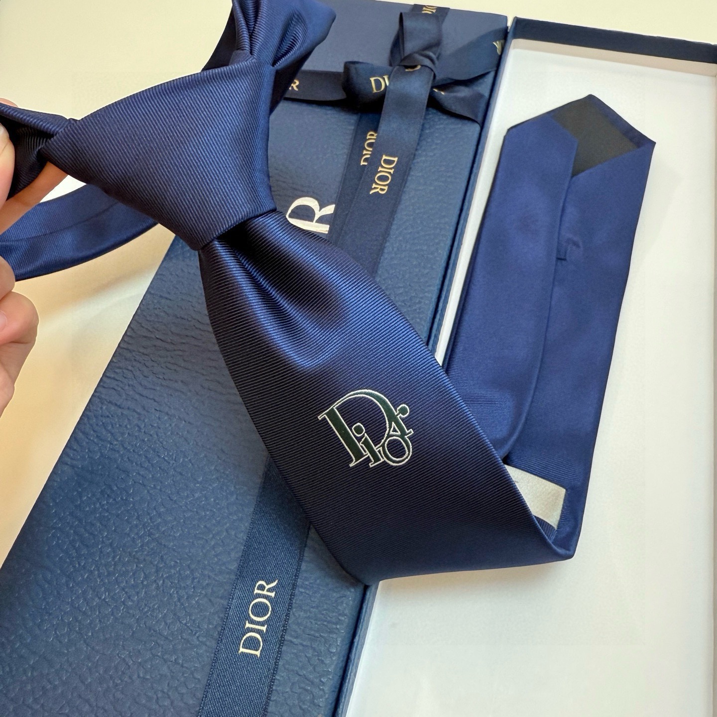 🌾爆款到👏👏新款迪奥领带 👔👔Dior男士稀有😻😻展现精湛手工与时尚优雅的理想选择，这款采用DO家最经典