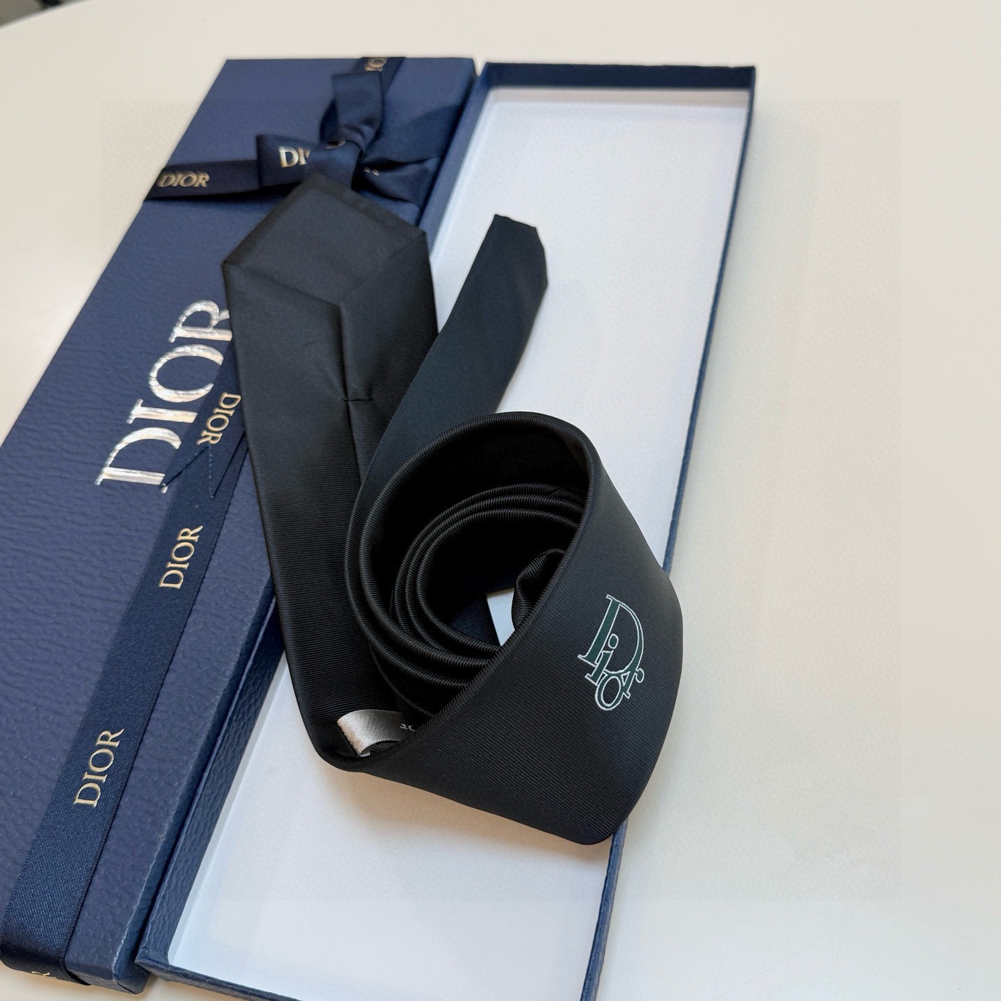 🌾爆款到👏👏新款迪奥领带 👔👔Dior男士稀有😻😻展现精湛手工与时尚优雅的理想选择，这款采用DO家最经典
